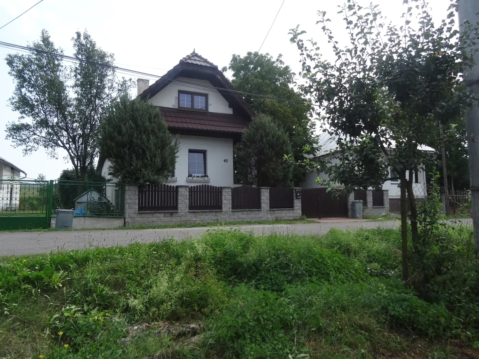 Iný prípad: Chlapec vypadol z okna manzardy do predzáhradky.