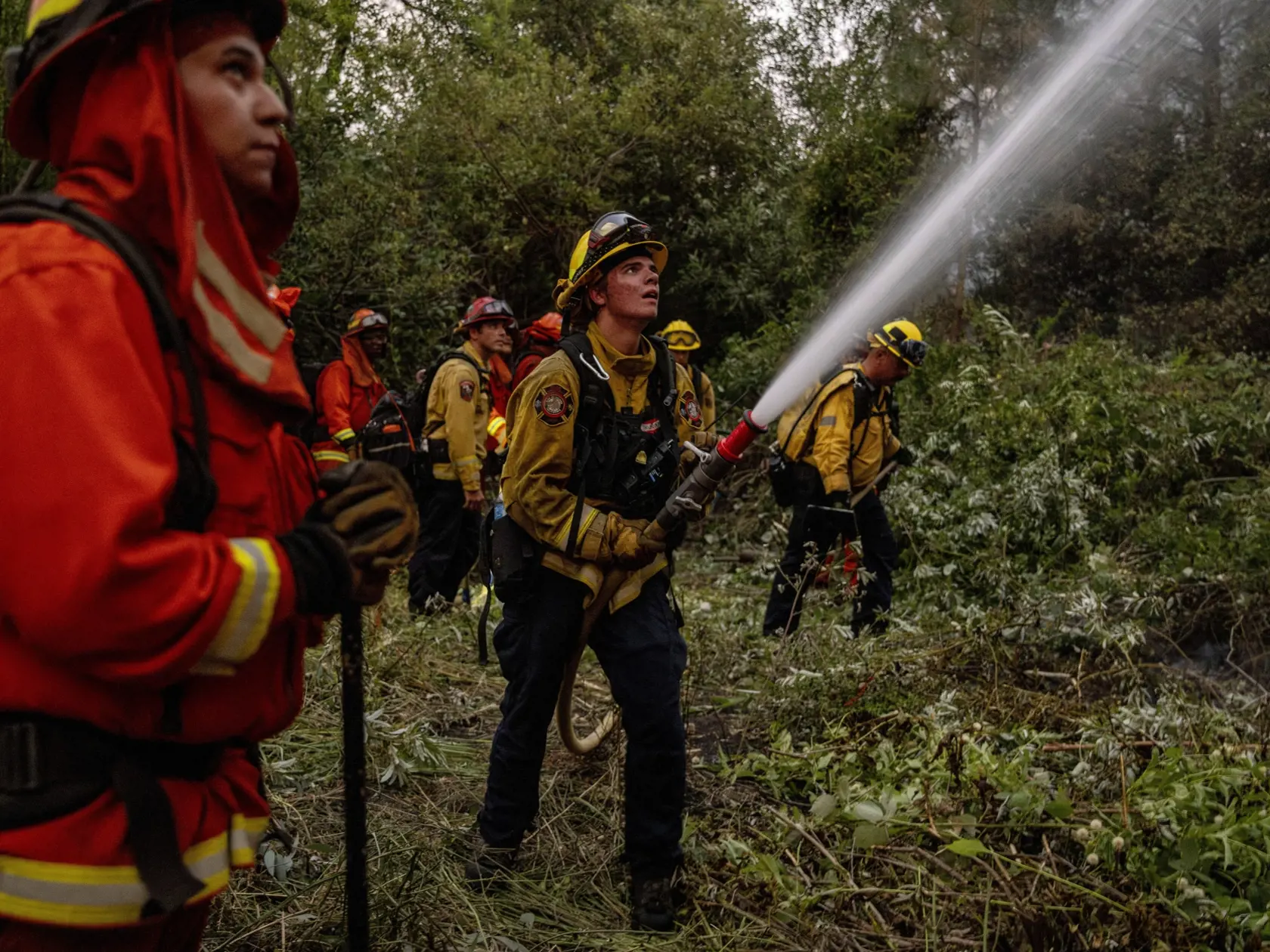 KK8 Oroville - Na snímke hasič polieva vodou horiaci strom počas hasenia lesného požiaru v kalifornskom Oroville 2. júla 2024. FOTO TASR/AP
Rocco Olhiser, a firefighter with the Colusa Fire Department, center, douses water on a burning tree while battling the Thompson fire in Oroville, Calif., Tuesday, July 2, 2024. (Stephen Lam/San Francisco Chronicle via AP)
