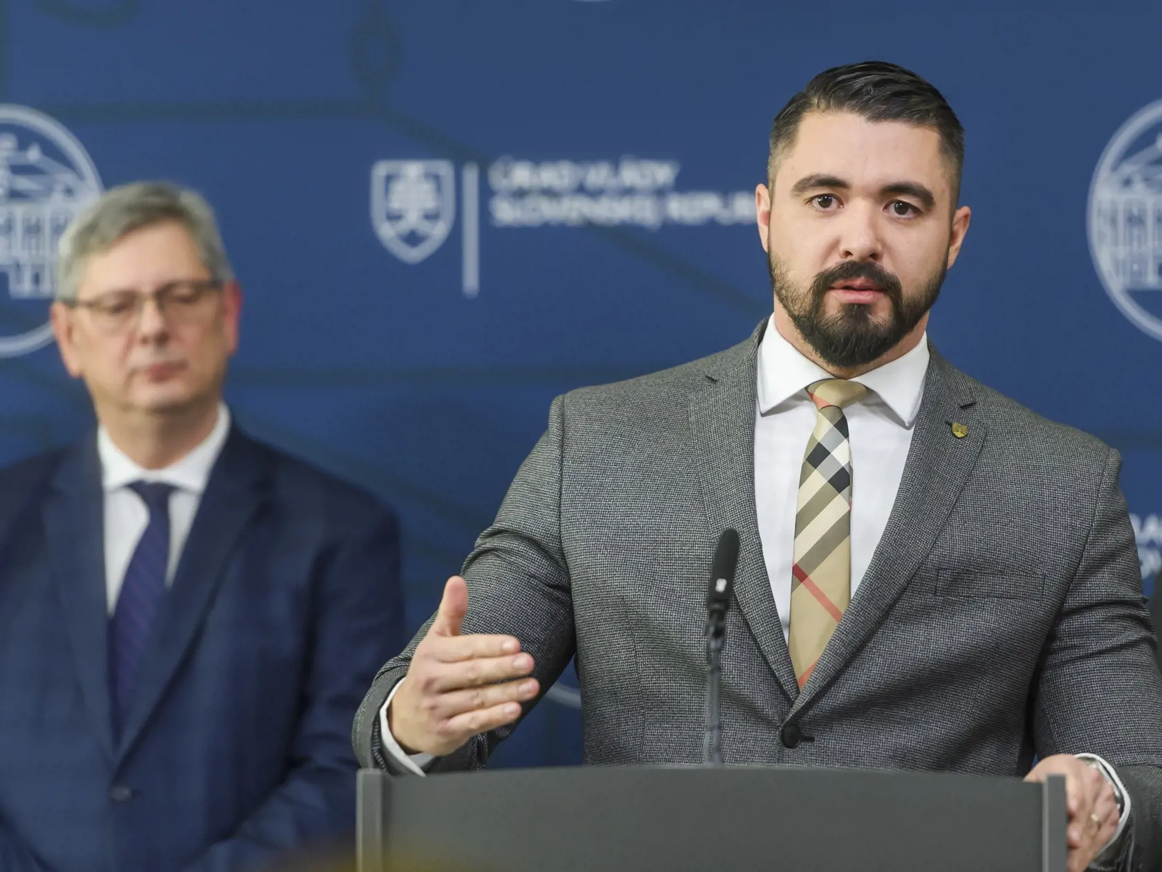 Na snímke zľava minister spravodlivosti SR Boris Susko (Smer-SD) a štátny tajomník Ministerstva spravodlivosti SR Pavol Gašpar počas tlačovej konferencie na tému: Prečo tak Matovič a celá opozícia kričia za záchranu Lipšica v Bratislave 10. januára 2024.