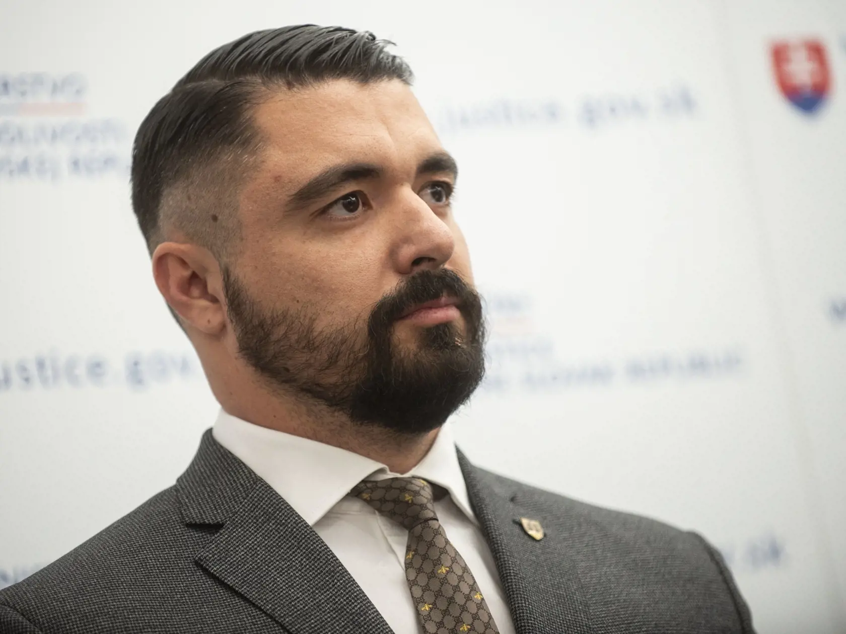 Na snímke zľava štátny tajomník ministerstva spravodlivosti (MS) SR Pavol Gašpar počas tlačovej konferencie, na ktorej minister spravodlivosti Boris Susko (Smer-SD) reagoval na vyhlásenie špeciálneho prokurátora Daniela Lipšica  v Bratislave v pondelok 11. decembra 2023.