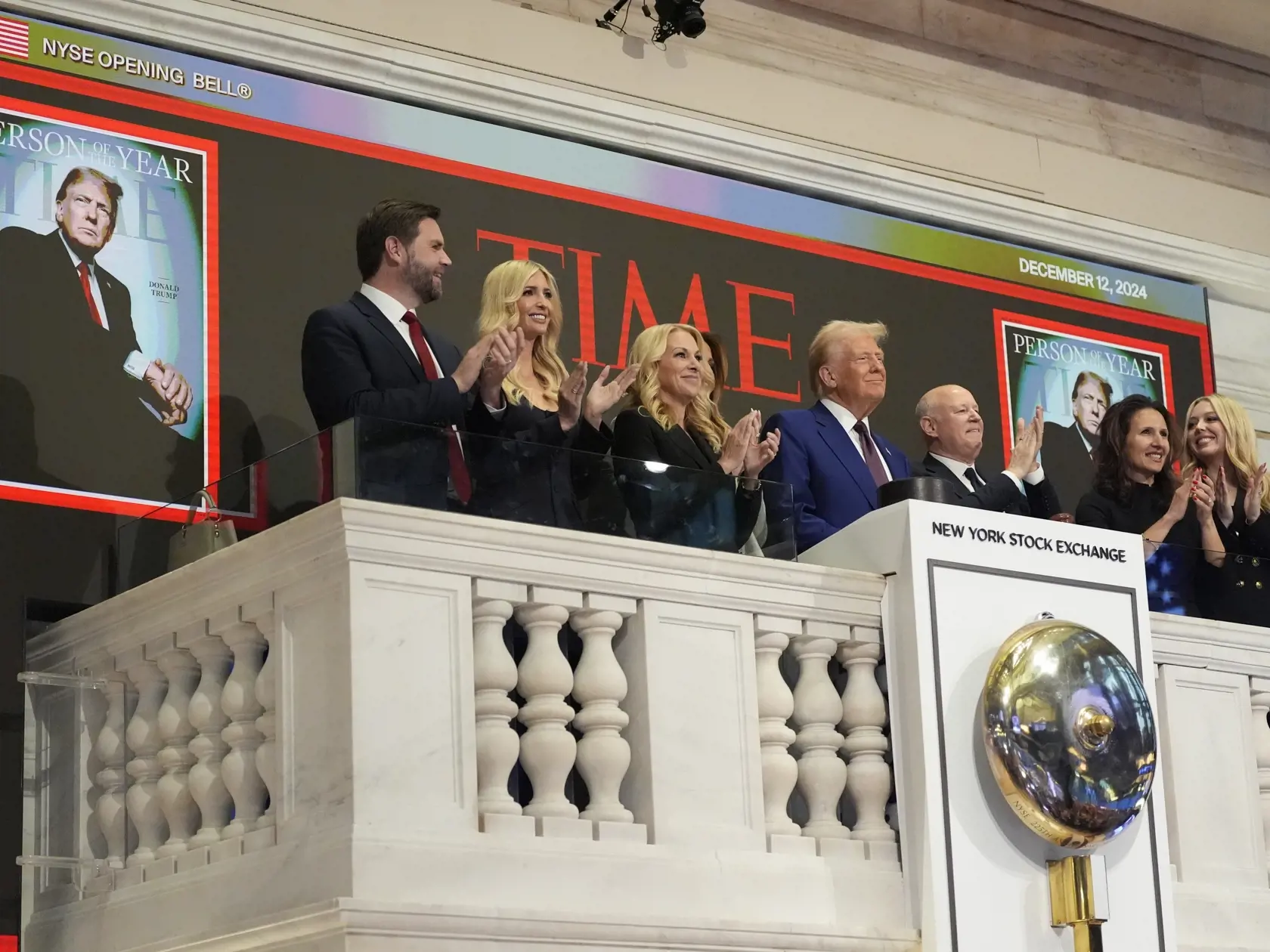 AZ18 New York - Na snímke uprostred novozvolený americký prezident Donald Trump počas otvorenia newyorskej burzy cenných papierov vo štvrtok 12. decembra 2024.  Renomovaný americký týždenník Time vo štvrtok vyhlásil zvoleného prezidenta USA Donalda Trumpa za osobnosť roka. Zaradil sa tak do úzkej skupiny ľudí, ktorým sa to podarilo dvakrát. FOTO TASR/AP

President-elect Donald Trump rings the opening bell at the New York Stock Exchange, Thursday, Dec. 12, 2024, in New York. (AP Photo/Alex Brandon))