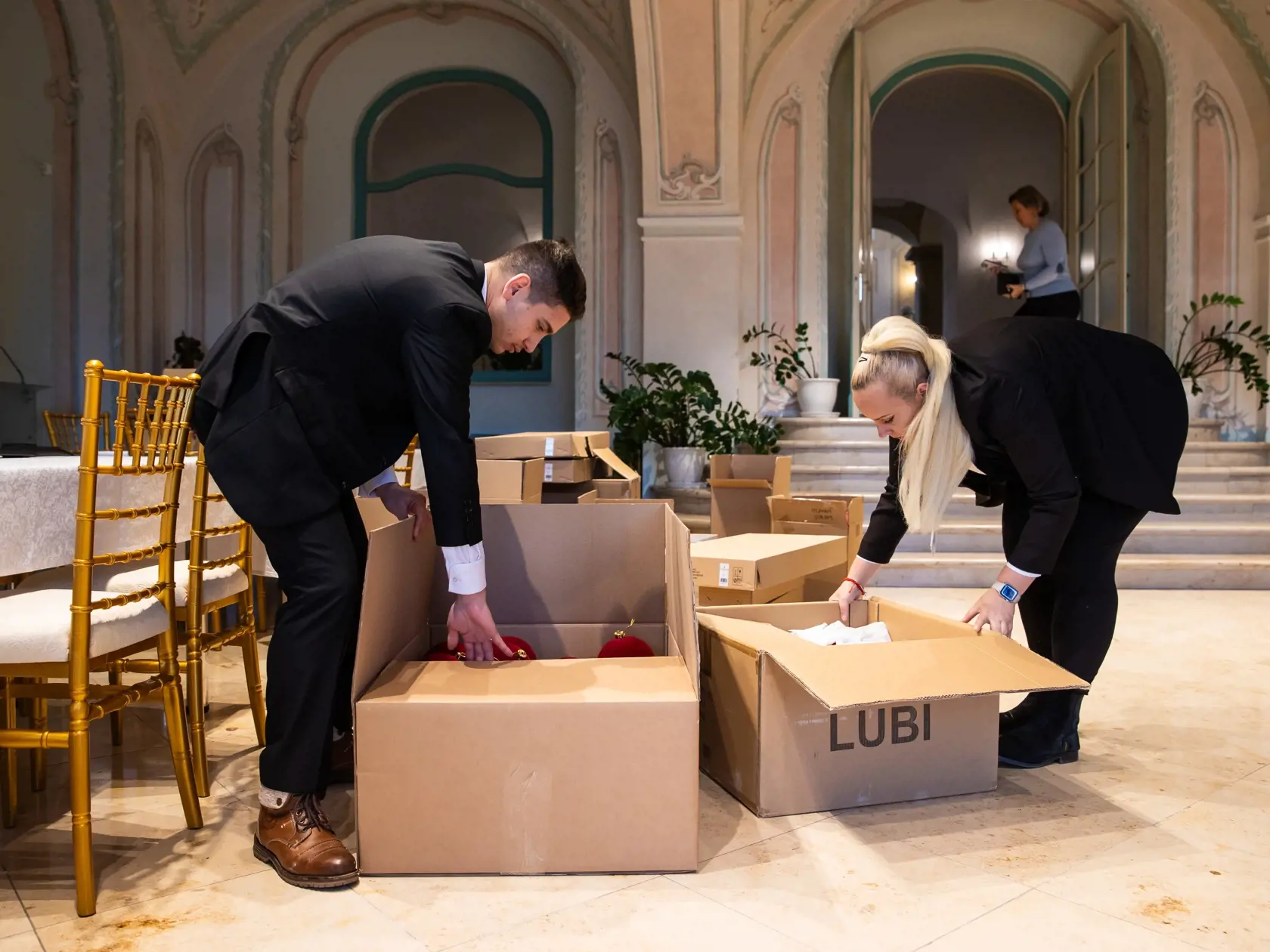 Množstvo ozdôb muselo prejsť v Prezidentskom paláci prísnou kontrolou.