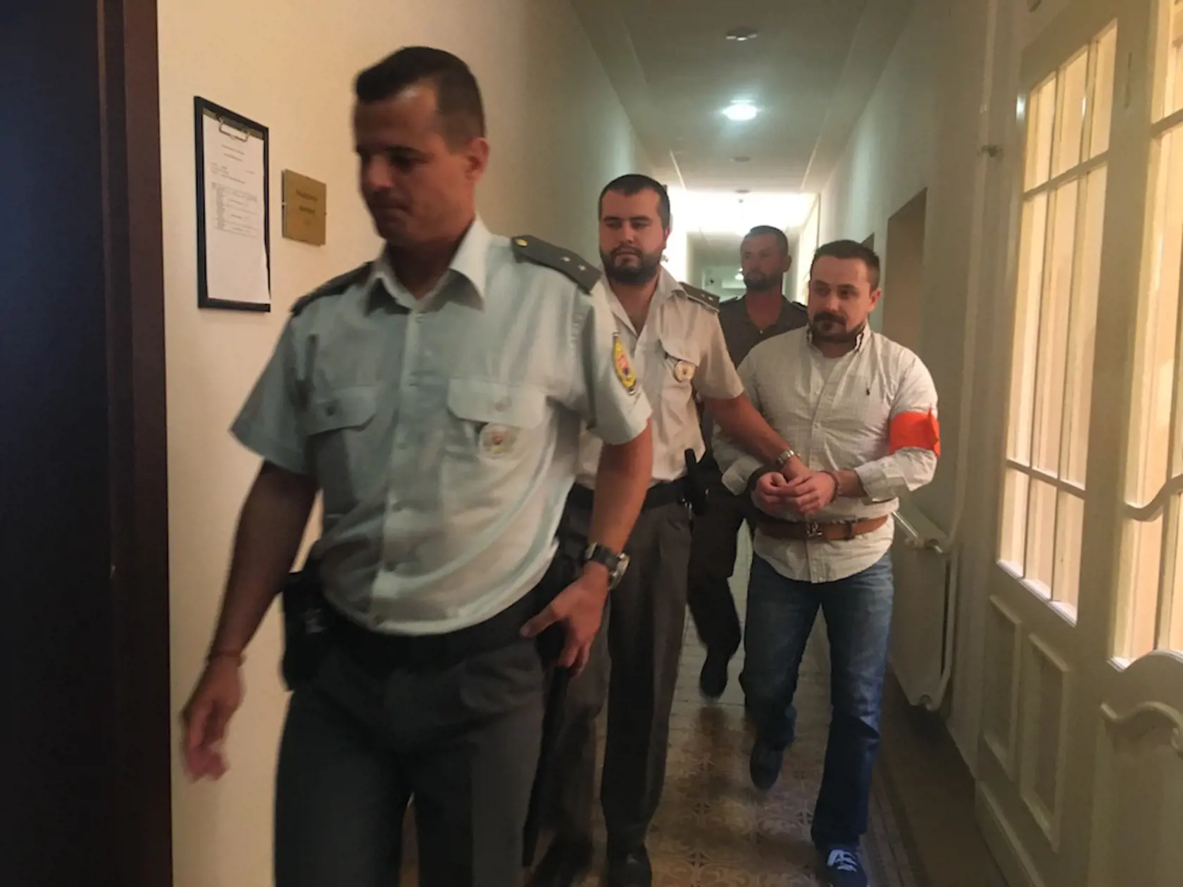 Vladimír Hrustič (37) dostal 7 rokov za to, že v opitosti šiel po hádke domov po pištoľ a strelil Petrovi Mertenovi (38) do krku. Prerušil mu miechu, takmer zomrel a zostal pripútaný na invalidný vozík.