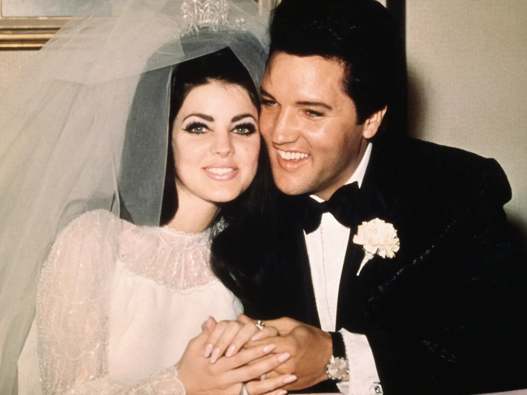 Na slávnostnom odovzdávaní Zlatých Glóbusov sa zúčastnila aj vdova Priscilla Presley (77) a dcéra Lisa Marie (54) po legendárnom Elvisovi Presleym (†42). Okrem toho, že obe spomínané nechodia často na červený koberec, zaujali svojim prerobeným vzhľadom pripomínajúcim voskové figuríny.