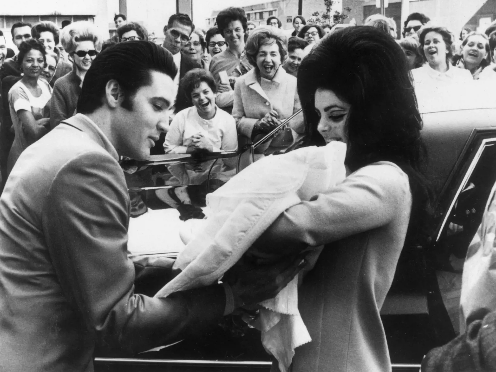 Elvis a jeho manželka po narodení ich jedinej dcéry Lisy.