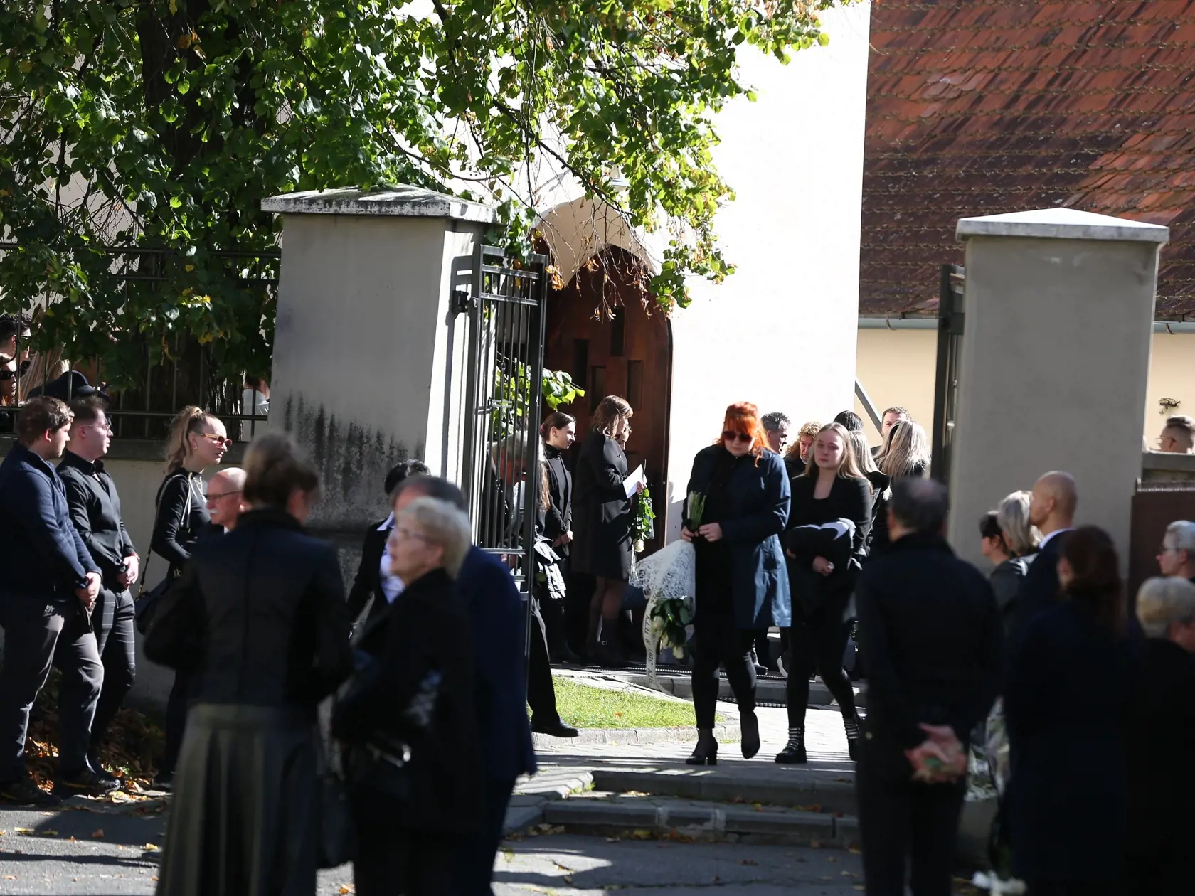 Posledná rozlúčka s nadanou študentkou Broňou. V sobotu (8.10.) sa rozlúčili rodiny Mareka a Brone so svojími milovanými deťmi, vnúčatami, a súrodencami. Ich mladé životy vyhasli vinou opitého vodiča.