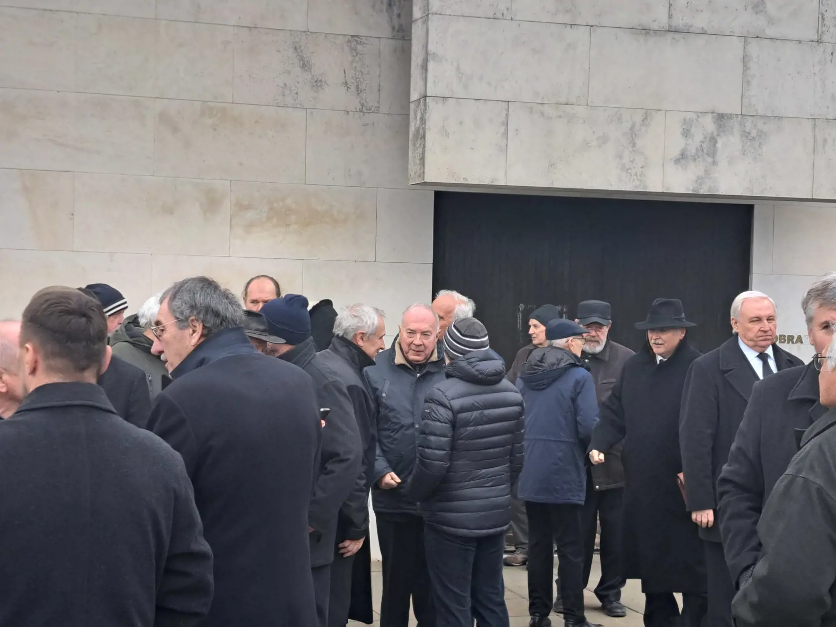 Po poslednej rozlúčke s Jánom Cuperom si na neho vonku ešte jeho kamaráti zaspomínali.