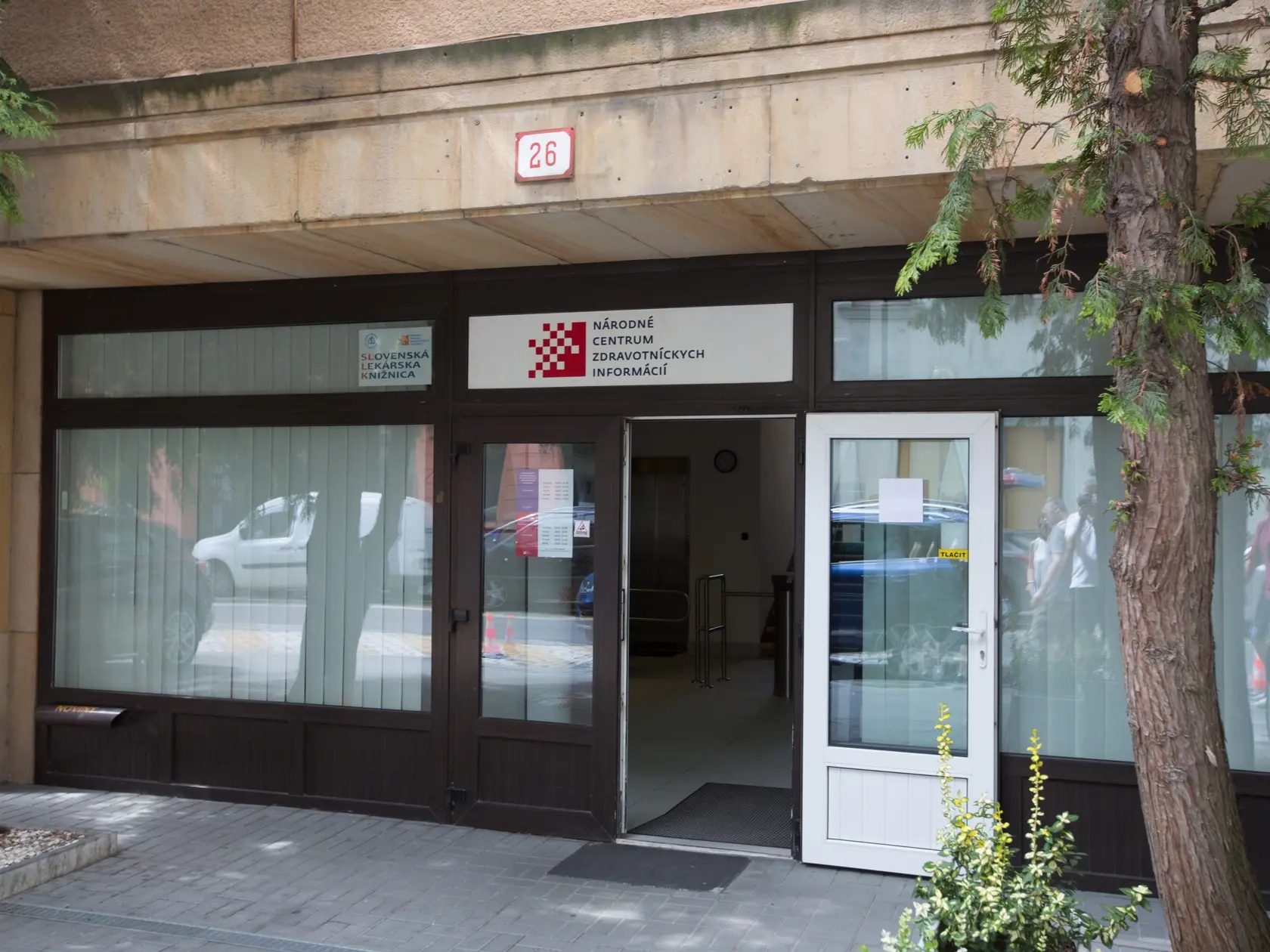 Budova na Lazareckej 26 v ktorej sidli Narodne centrum zdravotnickych Informacii.