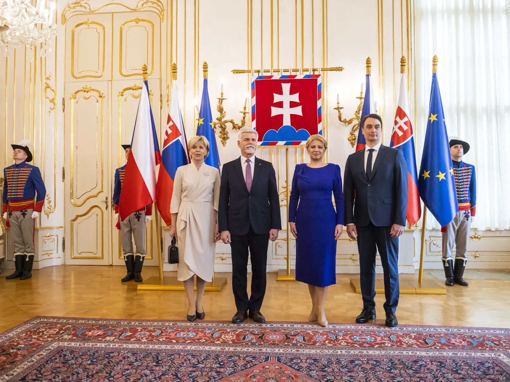 Nový český prezident Petr Pavel pricestoval v pondelok na nástupnú návštevu Slovenska. Pokračuje tak v dlhoročnej tradícii svojich predchodcov, keď aj jeho prvá zahraničná cesta smeruje na Slovensko. Uskutočnila sa iba niekoľko dní po jeho slávnostnej inaugurácii. Dvojdňová oficiálna návšteva sa začala privítacím ceremoniálom na nádvorí Prezidentského paláca. Na snímke sprava partner prezidentky SR Zuzany Čaputovej Juraj Rizman, slovenská prezidentka Zuzana Čaputová, český prezident Petr Pavel, 