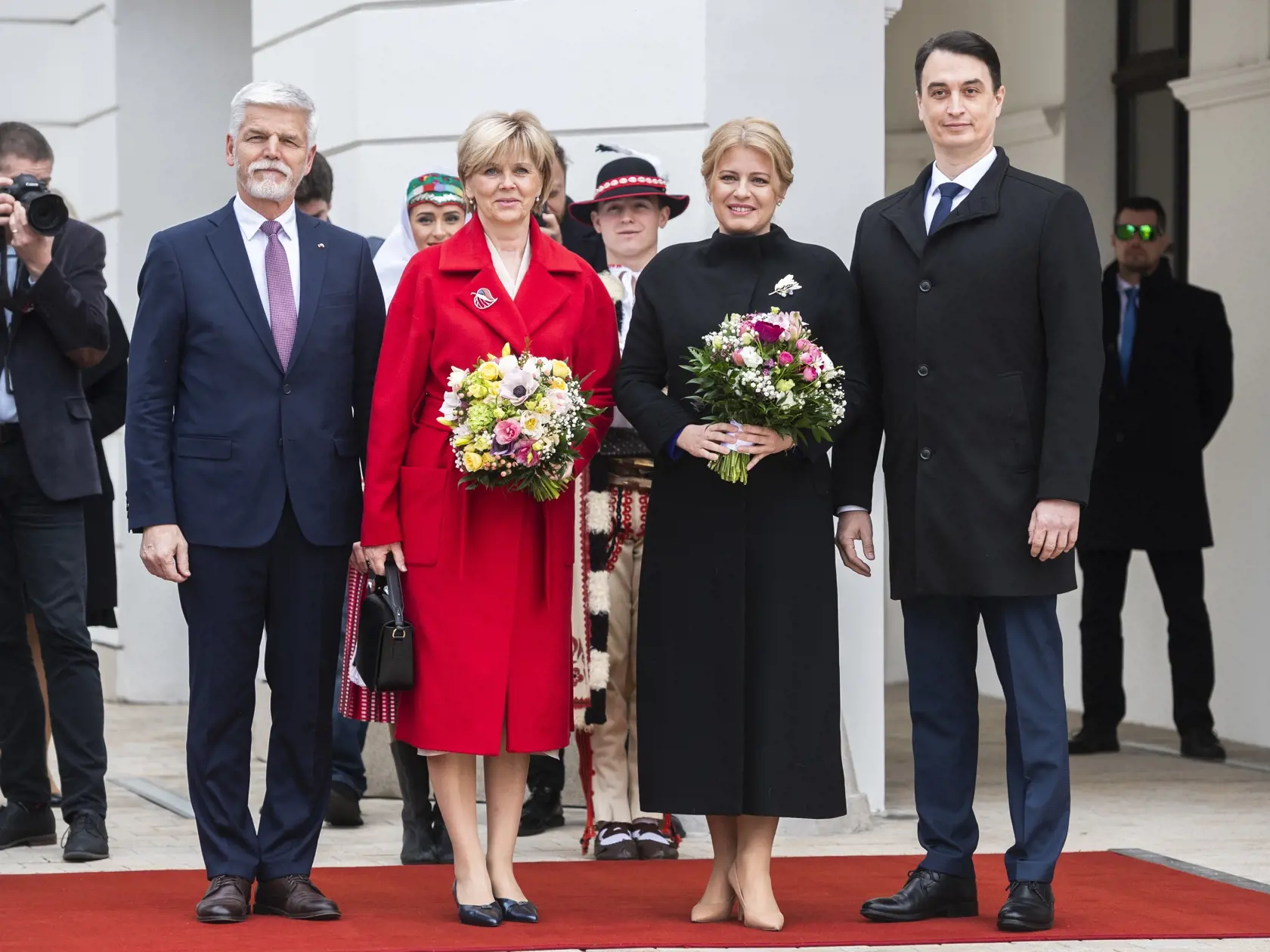 Nový český prezident Petr Pavel pricestoval v pondelok na nástupnú návštevu Slovenska. Pokračuje tak v dlhoročnej tradícii svojich predchodcov, keď aj jeho prvá zahraničná cesta smeruje na Slovensko. Uskutočnila sa iba niekoľko dní po jeho slávnostnej inaugurácii. Dvojdňová oficiálna návšteva sa začala privítacím ceremoniálom na nádvorí Prezidentského paláca. Na snímke zľava český prezident Petr Pavel, jeho manželka Eva Pavlová, slovenská prezidentka Zuzana Čaputová a jej partner Juraj Rizman po