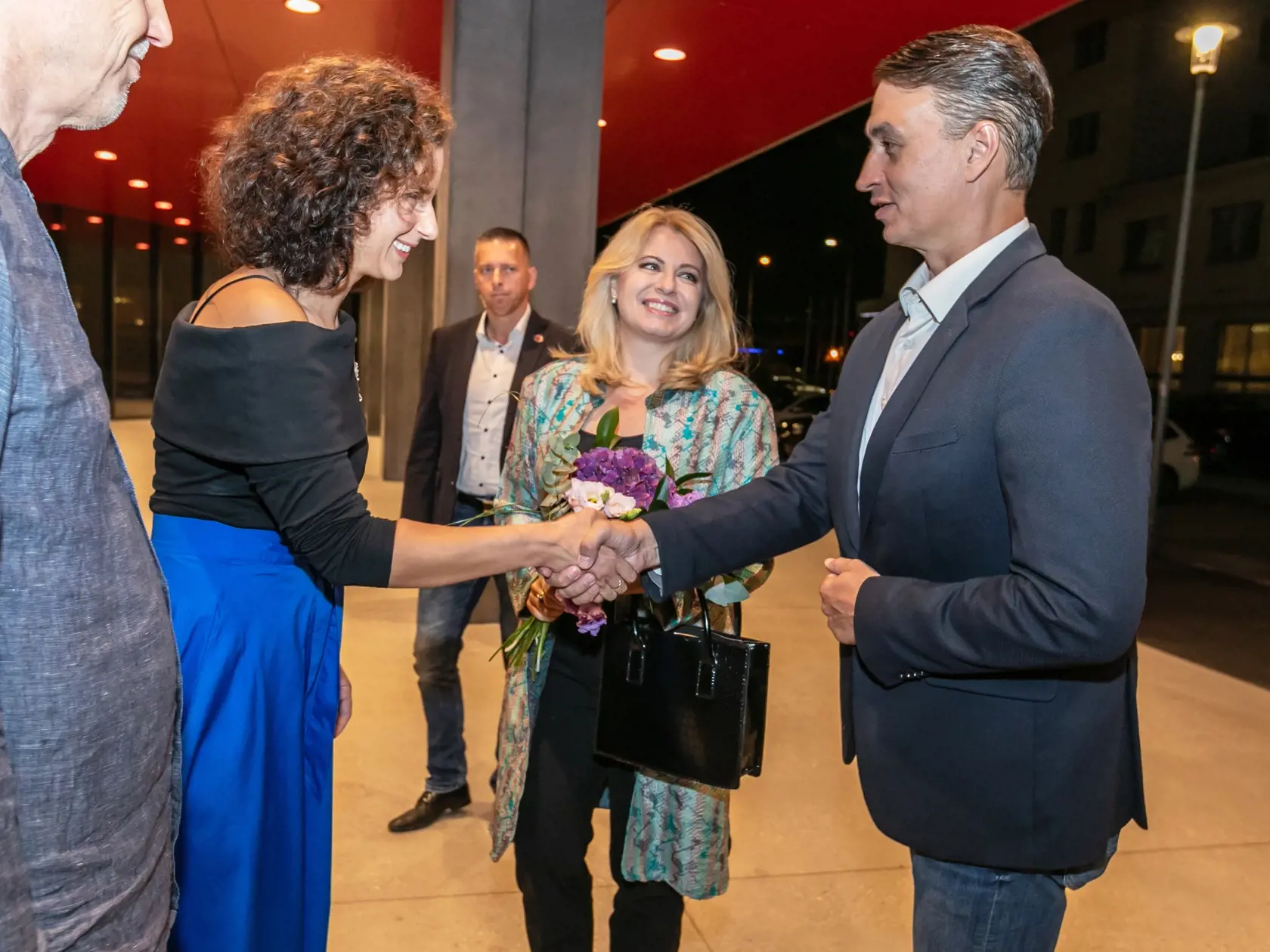 Na snímke prezidentka SR Zuzana Čaputová a Juraj Rizman prichádzajú na premiéru filmu Šťastný človek v SNG. 