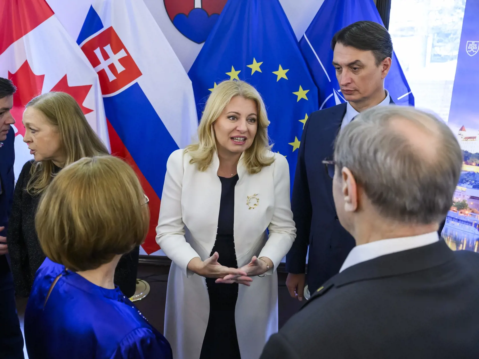 Prezidentka SR Zuzana Čaputová priletela na oficiálnu návštevu Kanady. Na snímke uprostred prezidentka SR Zuzana Čaputová a jej partner Juraj Rizman počas stretnutia s krajskou komunitou za účasti členov Skupiny priateľstva parlamentu Kanady na Veľvyslanectve SR v Ottawe 30. januára 2024. FOTO TASR - Jaroslav Novák