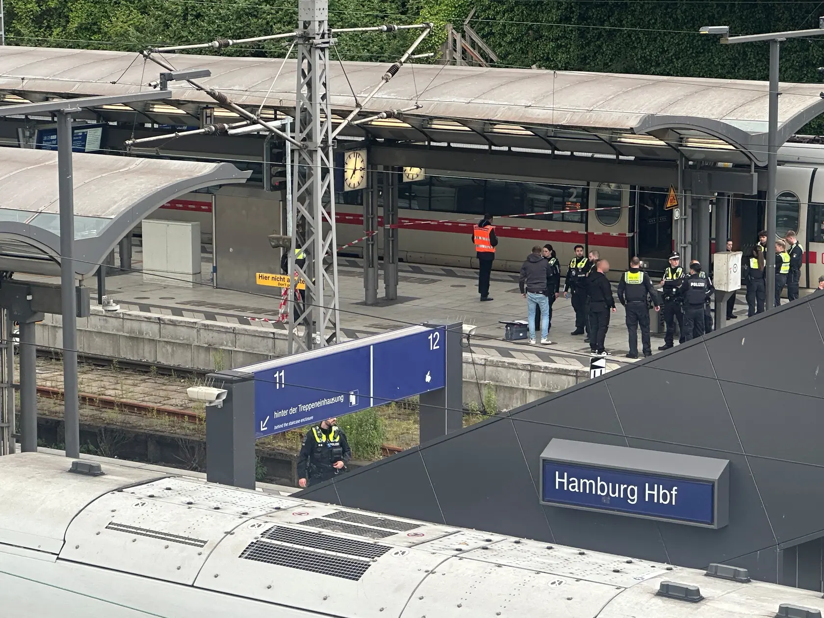 Na snímke policajti zasahujú po útoku nožom, ktorý sa odohral na železničnej stanici v meste Hamburg na severe Nemecka v piatok 23. mája 2025.