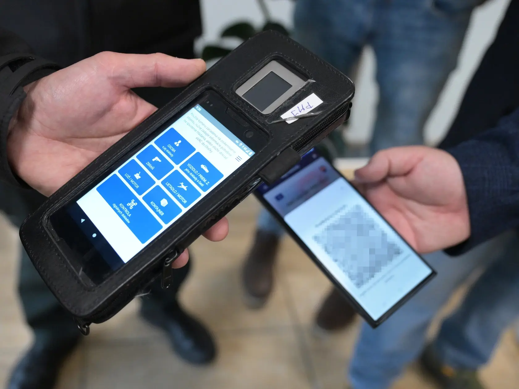 Na snímke mobilný telefón počas spustenia do prevádzky mobilných aplikácií eDoklady a eIdentita.