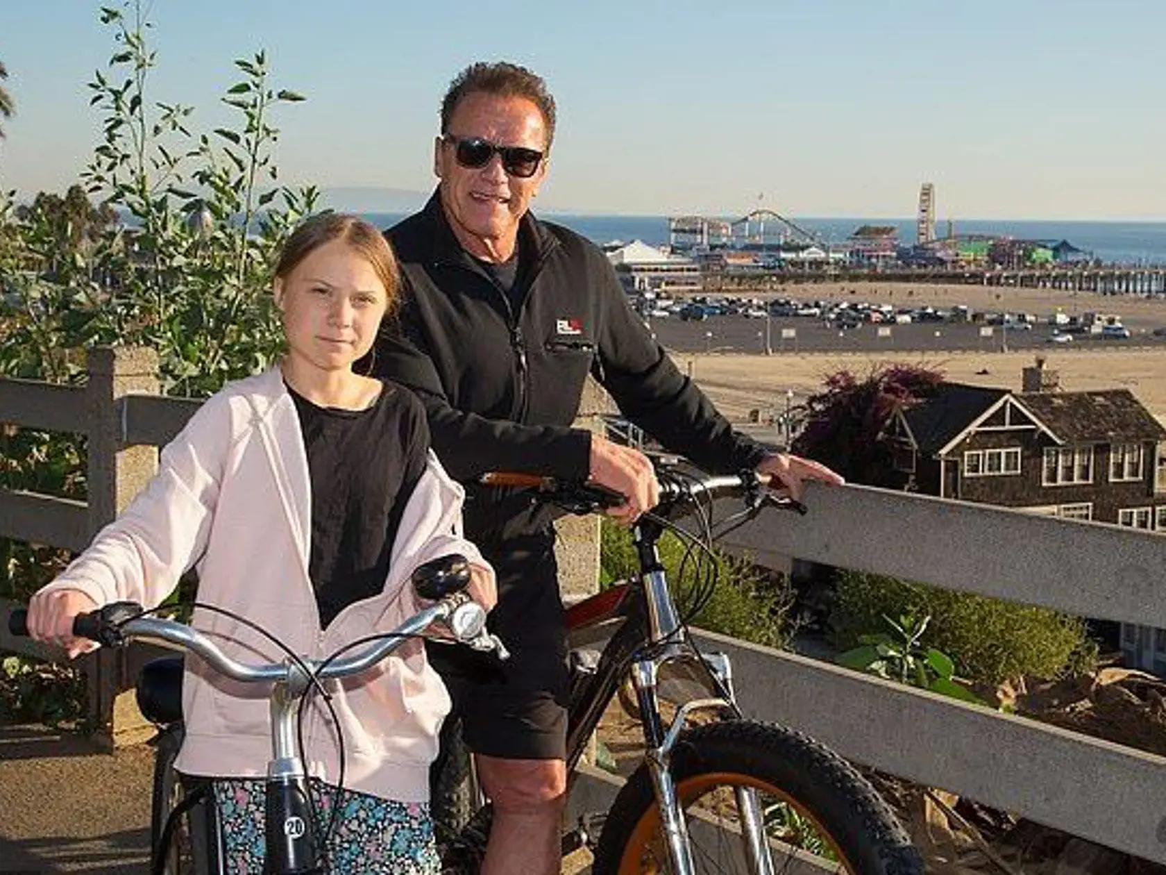 Arnold Schwarzenegger, herec, politik a klimatický aktivista, sa v Santa Monice stretol so 16-ročnou organizátorkou iniciatívy Piatky za budúcnosť Gretou Thunberg.