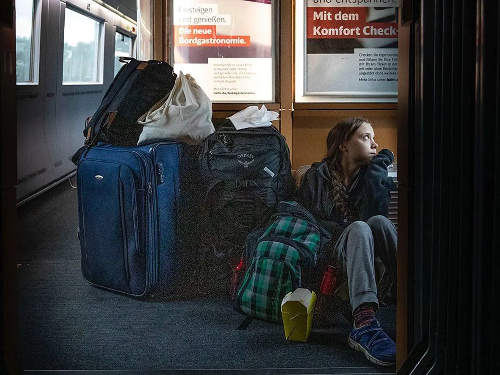 Greta Thunberg zverejnila fotografiu z vlaku do Švédska, pričom poznamenala, že je preplnený. Podľa nemeckých zelezničiarov z Deutsche Bahn to však nebola úplne pravda, pretože aktivistka nemala miesto len istom úseku cesty.
