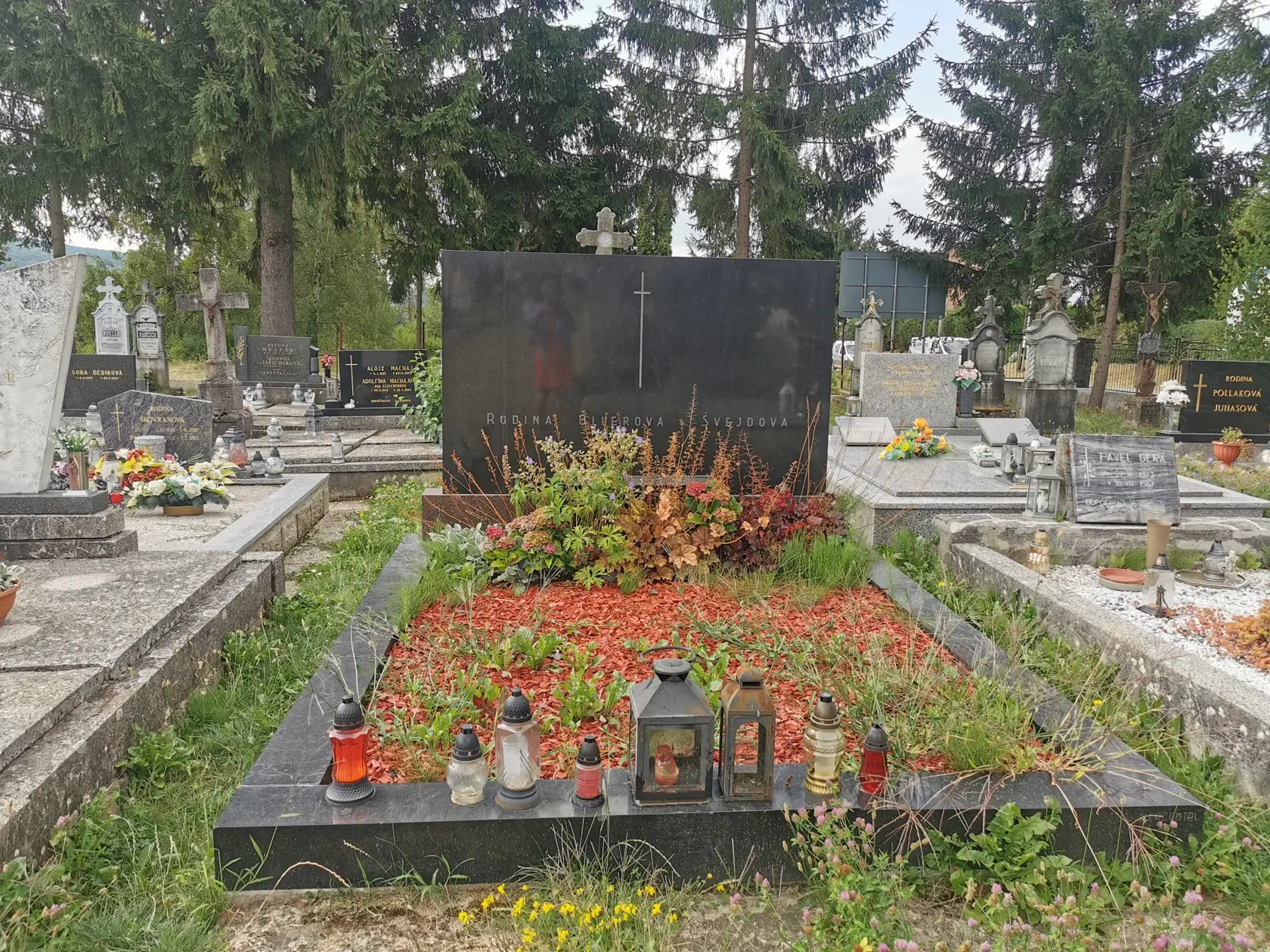 L. Oller si prial byť pochovaný v hrobe svojich rodičov.