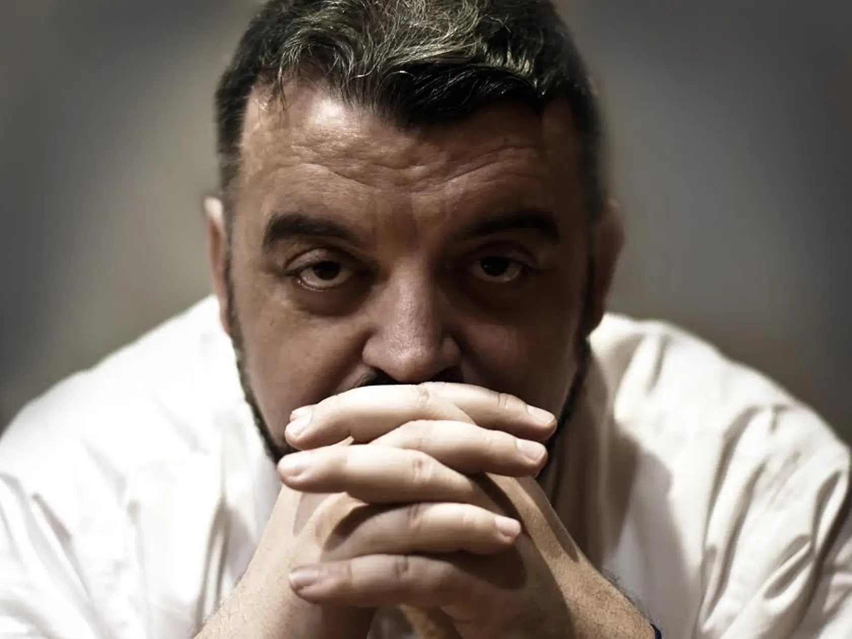 „A tak tu mám pre všetkých, ktorí obdivujú túto trápnu grotesku papalášov, jeden dôležitý odkaz: nezabudnite, že keď vypukne vojna, oni do nej nepôjdu - vy áno,“ napísal varovanie na konci statusu Eduard Chmelár.