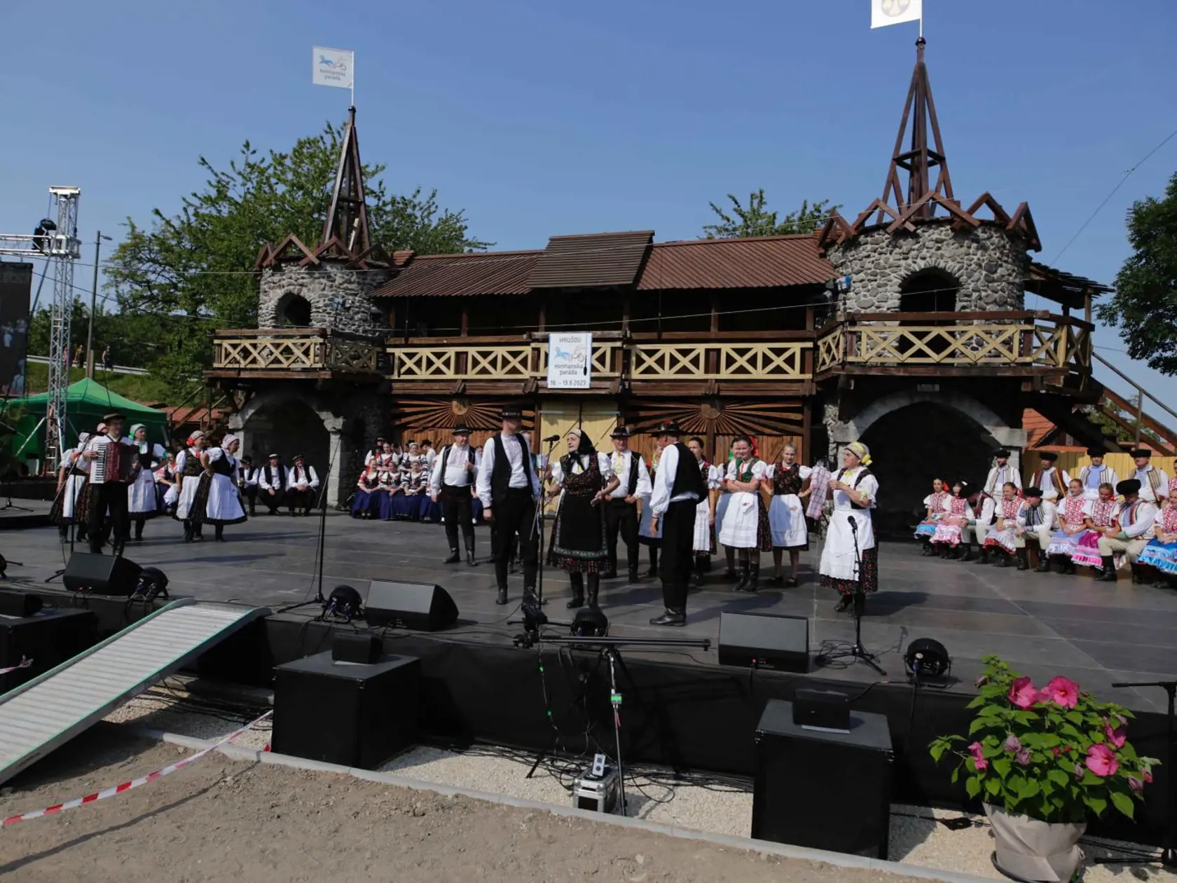 Folklórny festival Hontianska paráda sa koná už tradične v Hrušove. Pomenovaný je podľa regiónu v ktorom sa obec nachádza. Každoročne ho navštív približne 20-tisíc hostí.