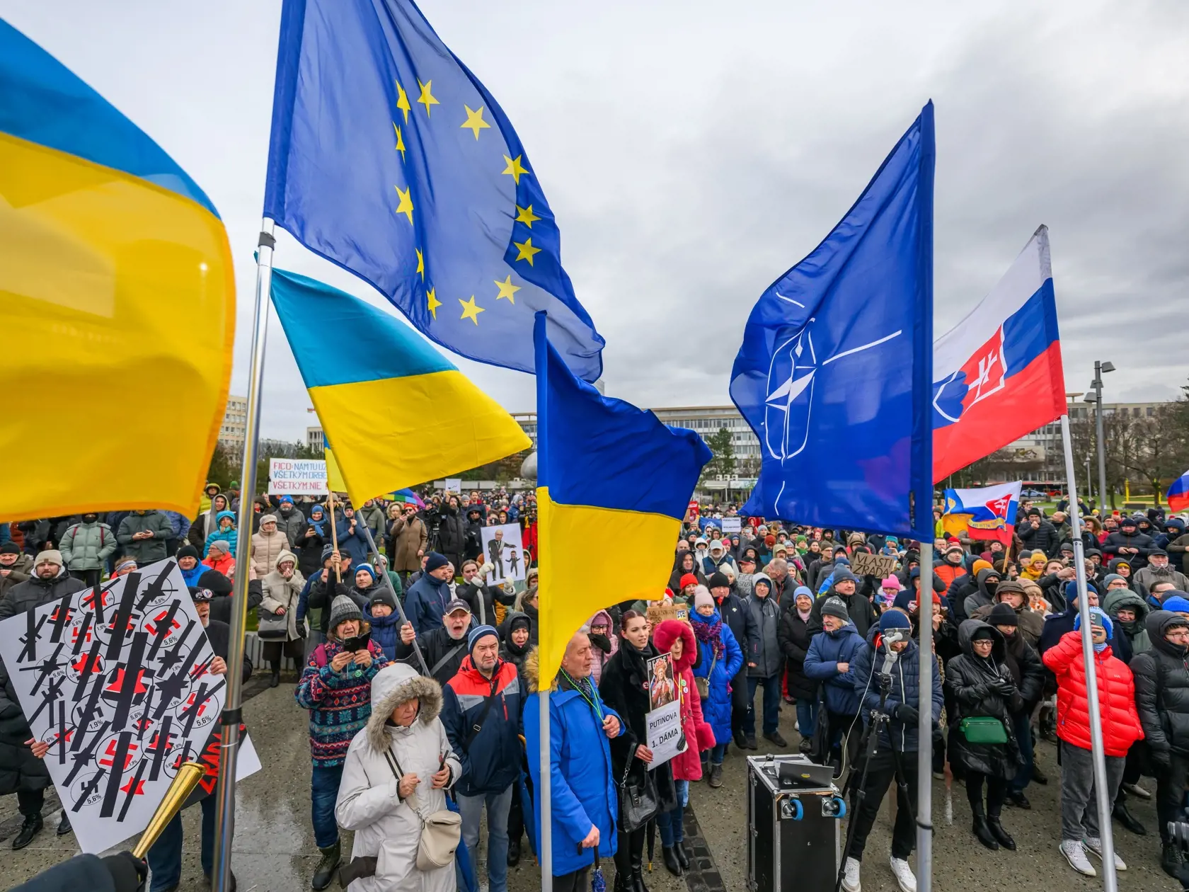 Na snímke protest proti návšteve predsedu vlády SR Roberta Fica (Smer-SD) v Moskve.
