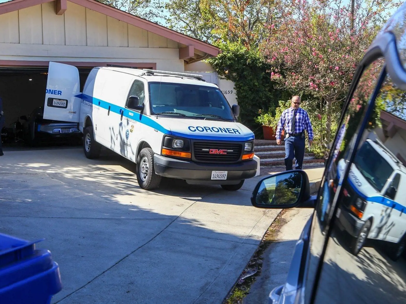Polícia, priatela a rodina pred raperovym domom v Los Angeles.