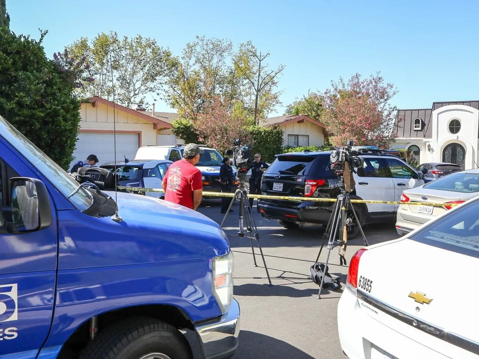Polícia, priatela a rodina pred raperovym domom v Los Angeles.