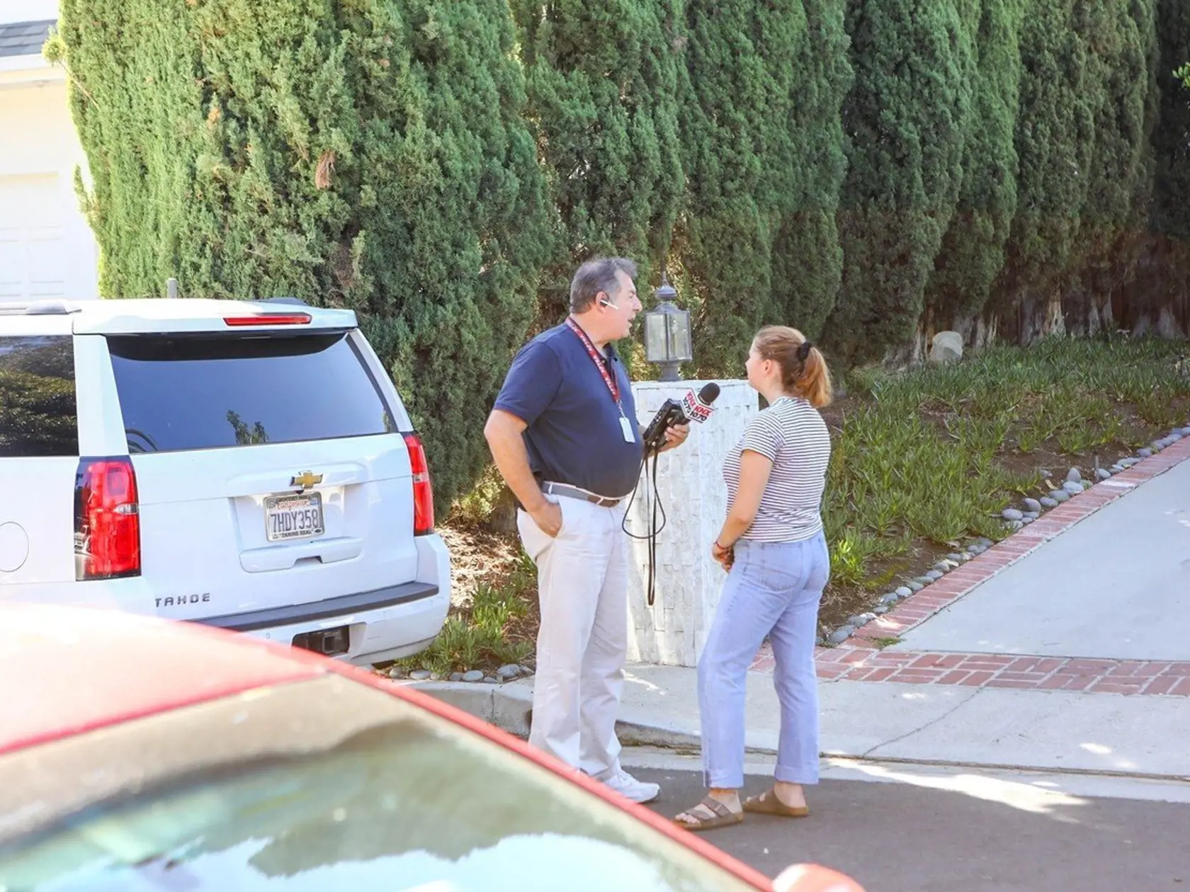 Polícia, priatela a rodina pred raperovym domom v Los Angeles.