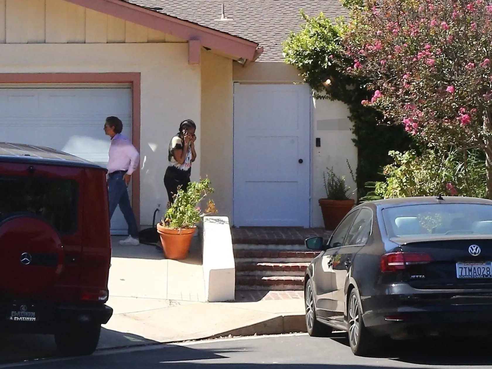 Polícia, priatela a rodina pred raperovym domom v Los Angeles.