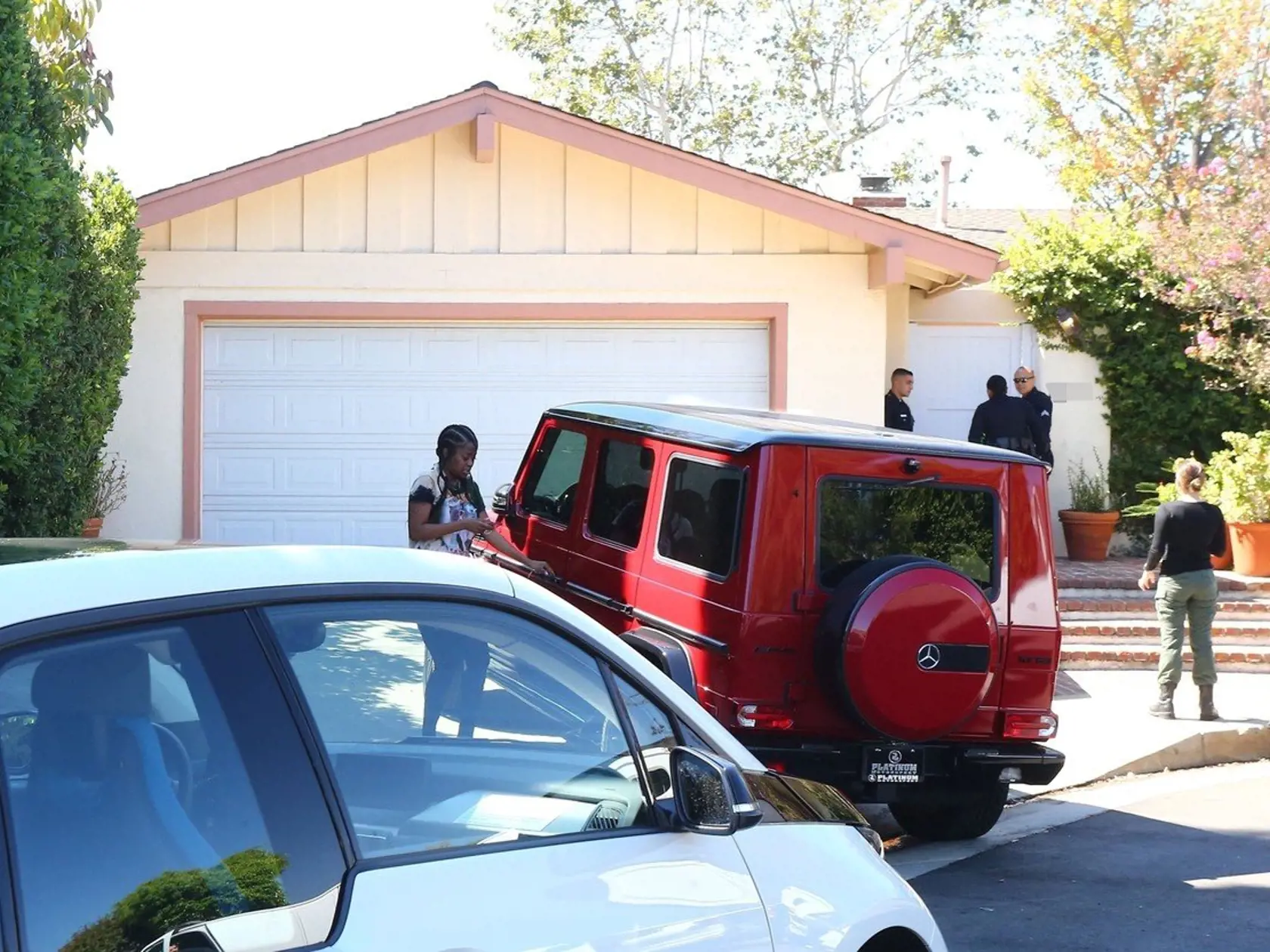 Polícia, priatela a rodina pred raperovym domom v Los Angeles.