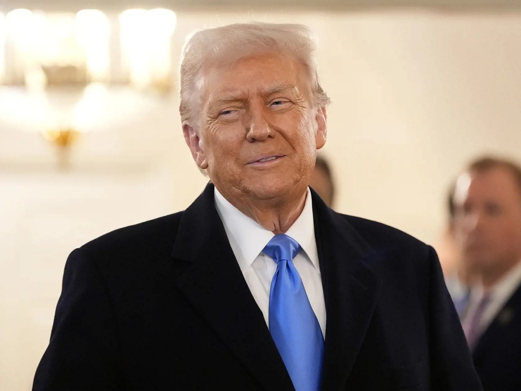 AZ7 Washington - Na snímke americký prezident Donald Trump sa usmieva počas stretnutia s americkým učiteľom Marcom Fogelom, ktorý bol v utorok 11. februára 2025 prepustený z ruského väzenia v Bielom dome vo Washingtone 11. februára 2025. Fogel pristál v Spojených štátoch, kde sa stretol s americkým prezidentom Donaldom Trumpom, uviedol Biely dom. FOTO TASR/AP

President Donald Trump arrives to greet Marc Fogel at the White House, Tuesday, Feb. 11, 2025, in Washington. (Photo/Alex Brandon)