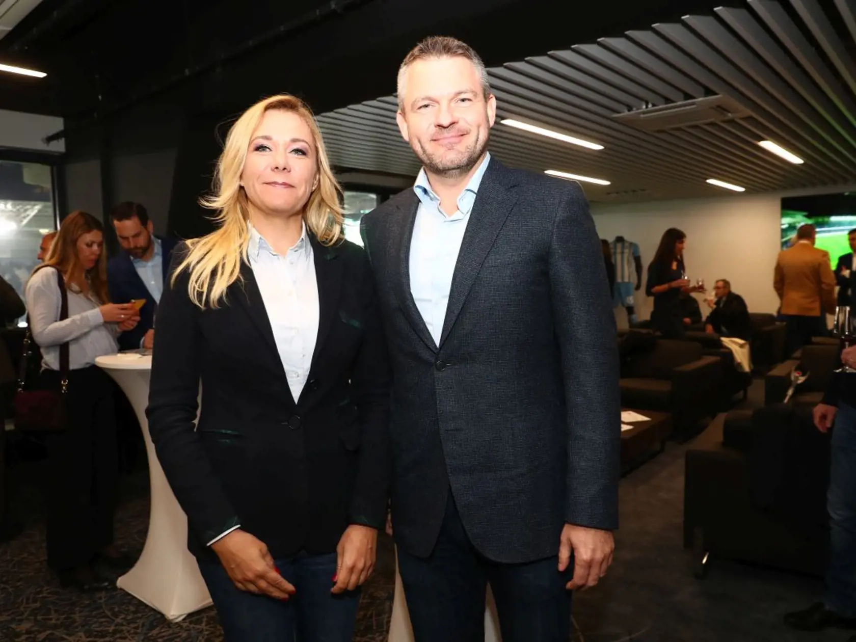 Vo VIP-ke sa to hemžilo politikmi. Po zápase sa v nej bavili aj ministerka vnútra Denisa Saková (vľavo) a premiér Peter Pellegrini.