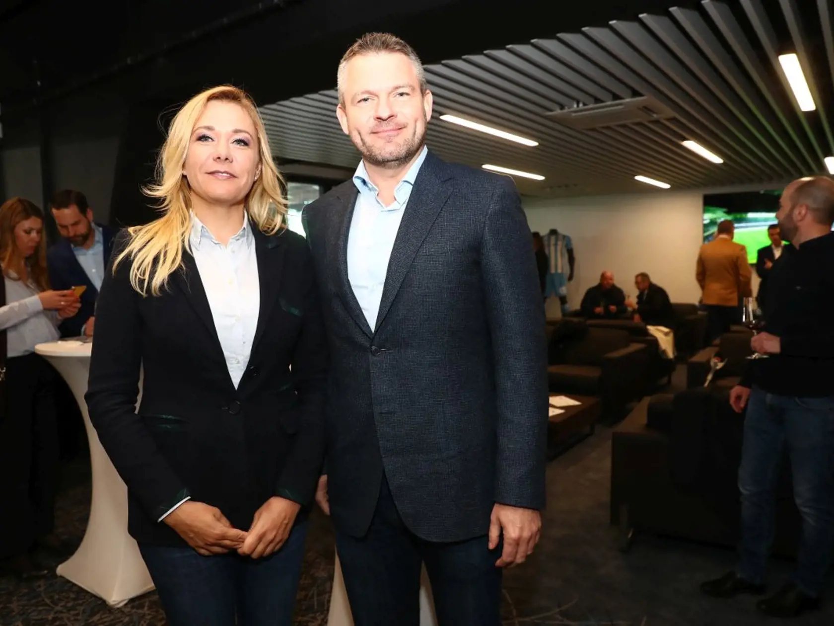 Vo VIP-ke sa to hemžilo politikmi. Po zápase sa v nej bavili aj ministerka vnútra Denisa Saková (vľavo) a premiér Peter Pellegrini.