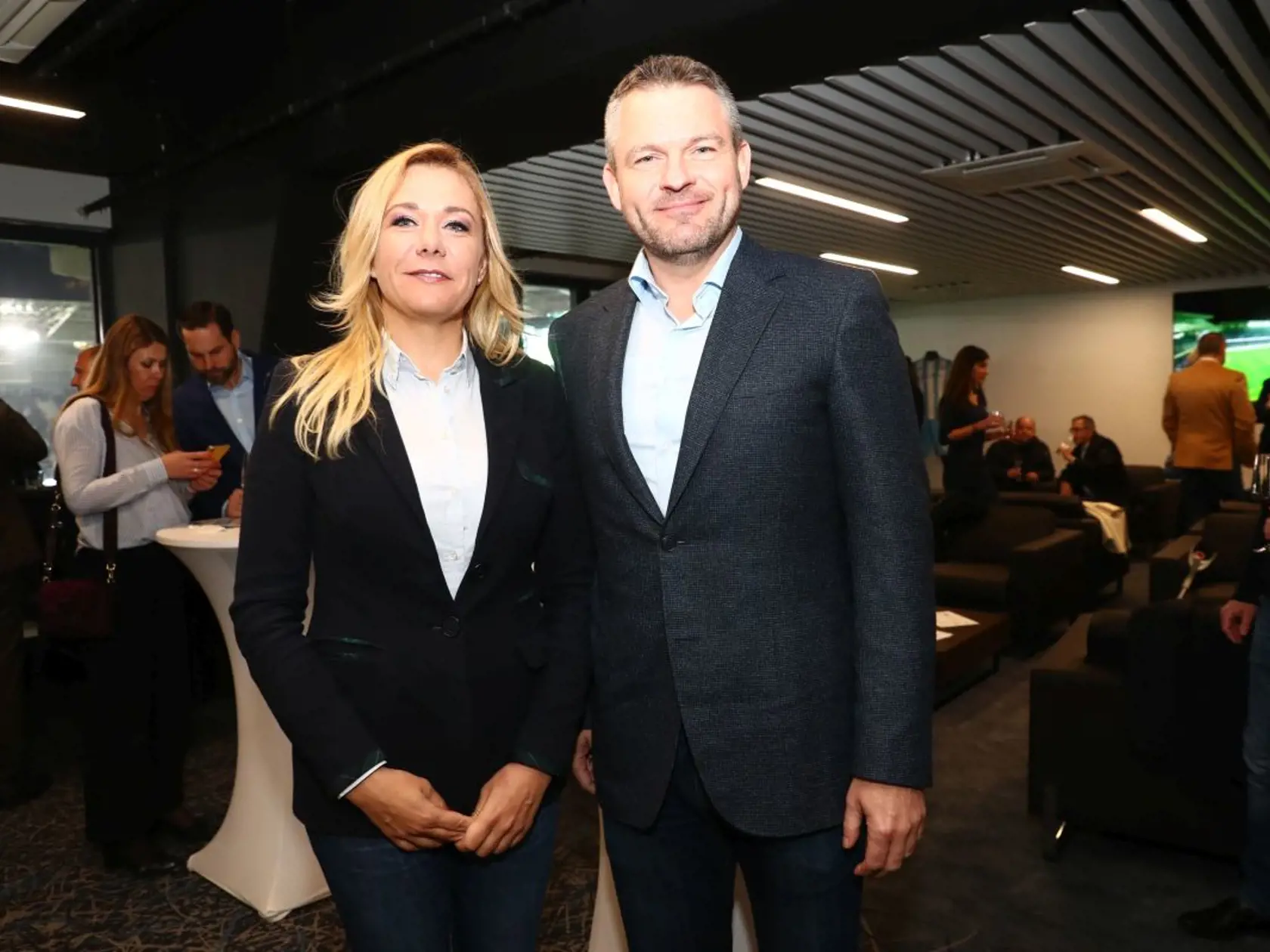 Vo VIP-ke sa to hemžilo politikmi. Po zápase sa v nej bavili aj ministerka vnútra Denisa Saková (vľavo) a premiér Peter Pellegrini.