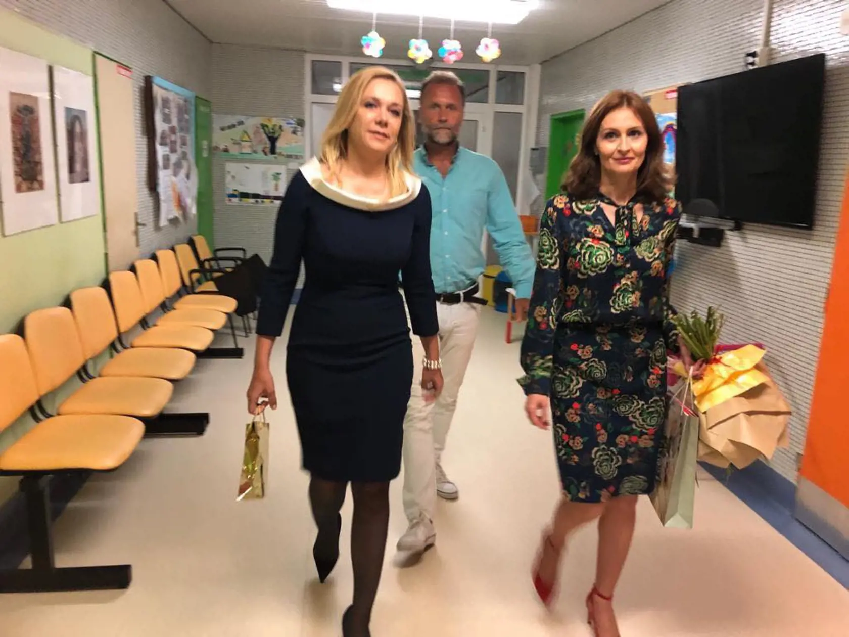 Ministerky Saková a Kalavská prišli pozrieť zranenú dievčinu do nemocnice.