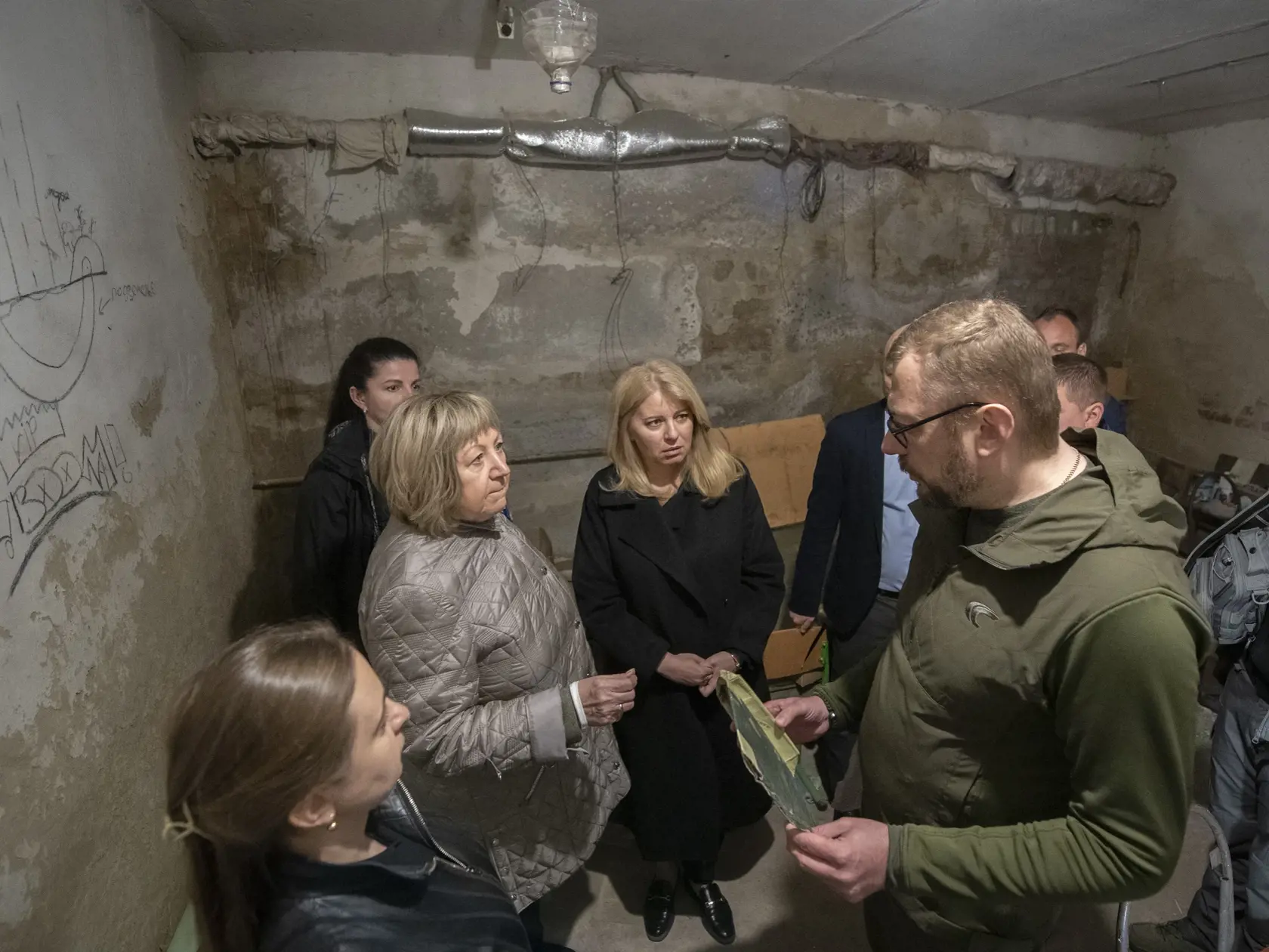 Na snímke uprostred prezidentka SR Zuzana Čaputová na návšteve obce Jahodné, kde si pozrela zničenú školu a kde boli väznení obyvatelia v sobotu 29. apríla 2023.