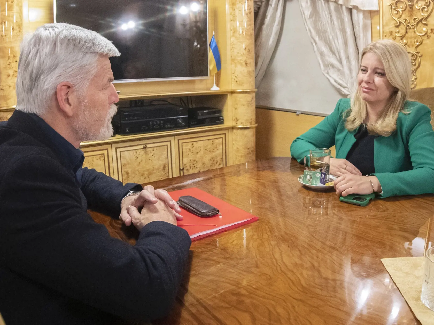 Na snímke prezidentka SR Zuzana Čaputová  (vpravo) a český prezident Petr Pavel (vľavo) diskutujú vo vlaku počas nočnej cesty na Ukrajinu vo štvrtok 27. apríla 2023.