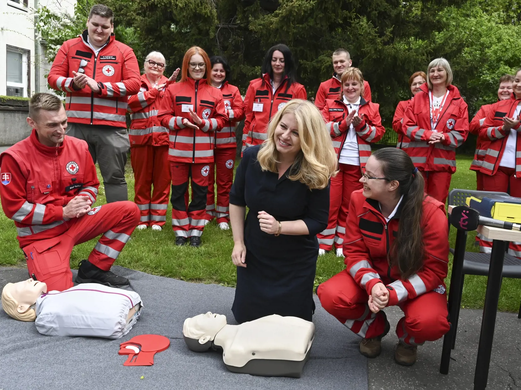 Na snímke v popredí uprostred prezidentka SR Zuzana Čaputová počas návštevy pobočky Slovenského Červeného kríža (SČK) 3. mája 2023 v Bratislave.