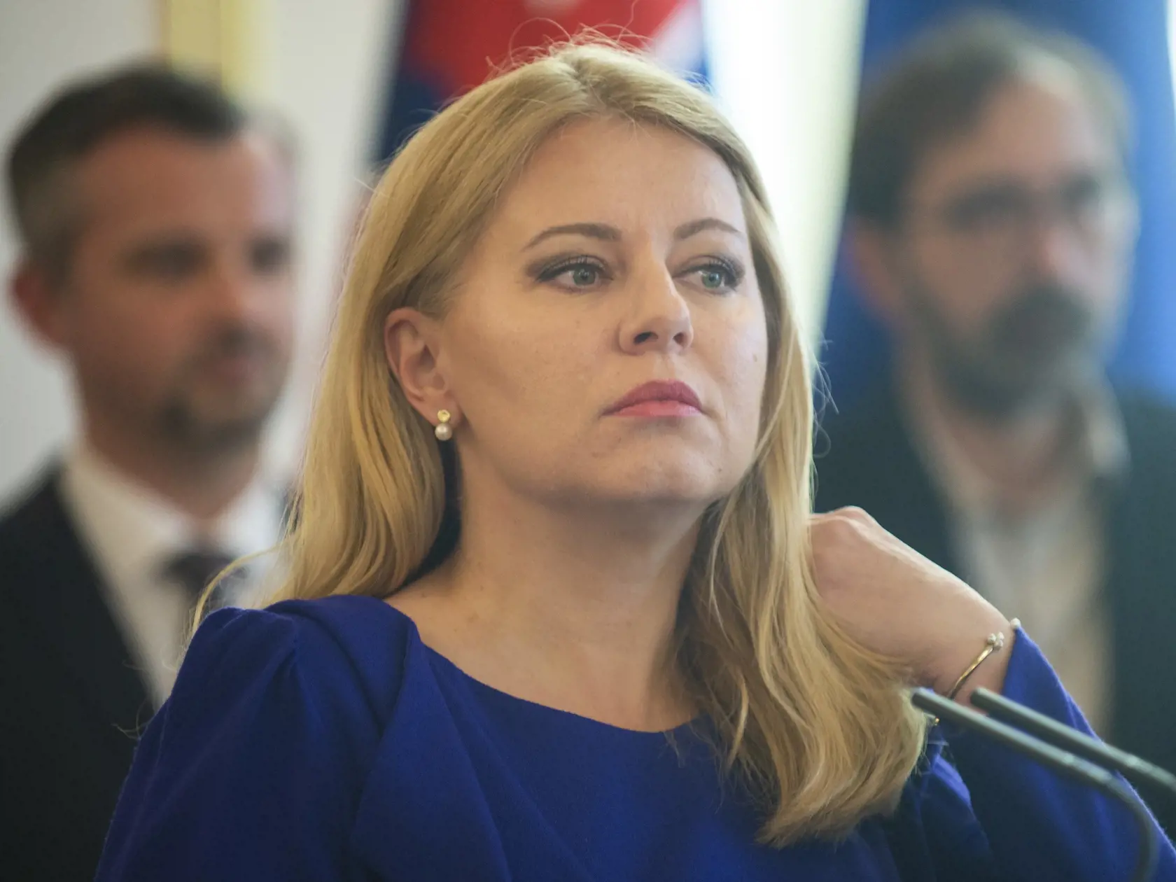 Na snímke prezidentka SR Zuzana Čaputová stojí pred novinármi po stretnutí s predsedom parlamentu Borisom Kollárom a dočasne povereným premiérom Eduardom Hegerom v Prezidentskom paláci v Bratislave v nedeľu 7. mája 2023.