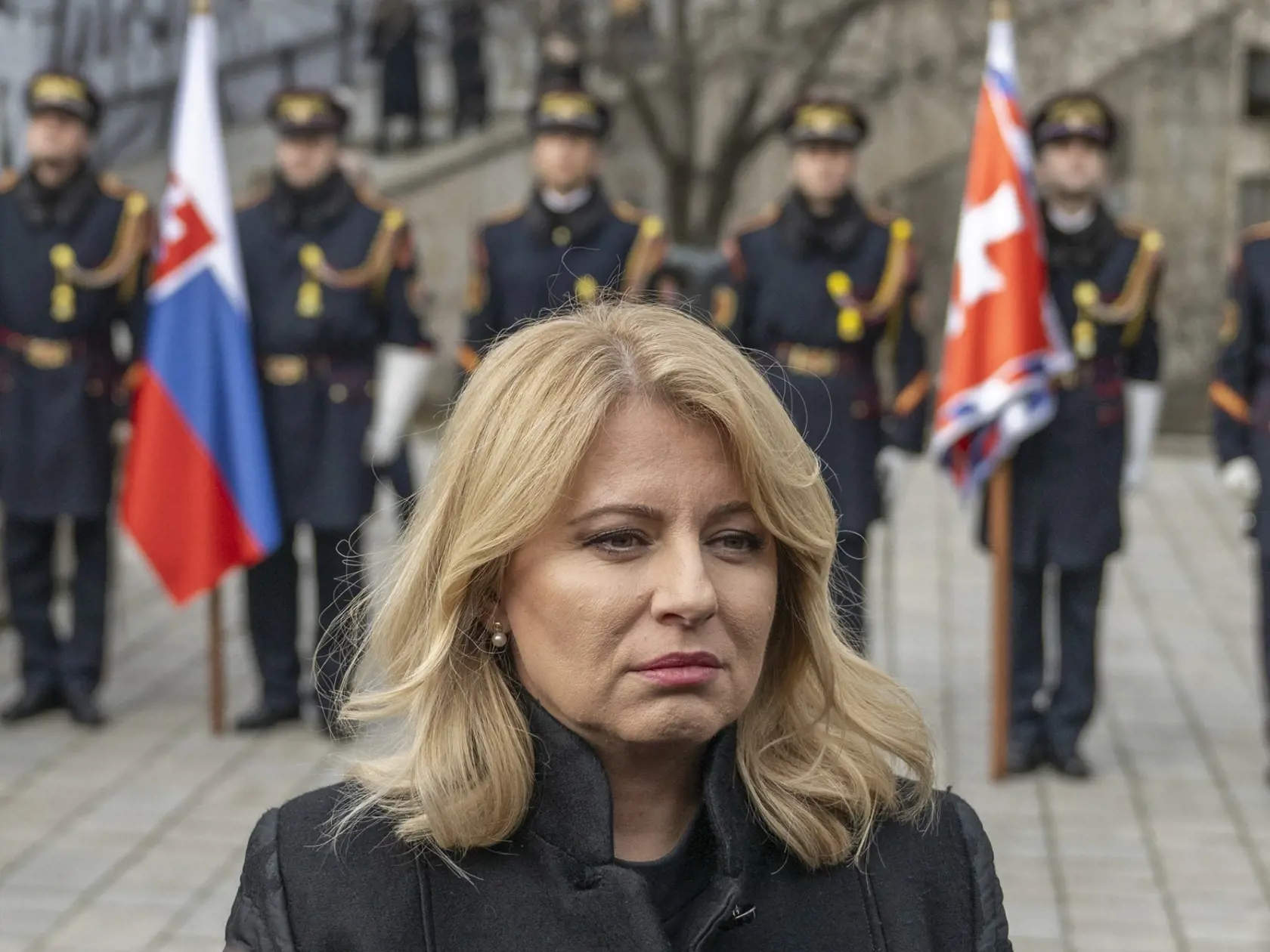 Na snímke prezidentka SR Zuzana Čaputová stojí pred Pamätníkom holokaustu počas pietneho aktu na Rybnom námestí v Bratislave v piatok 26. januára 2024.