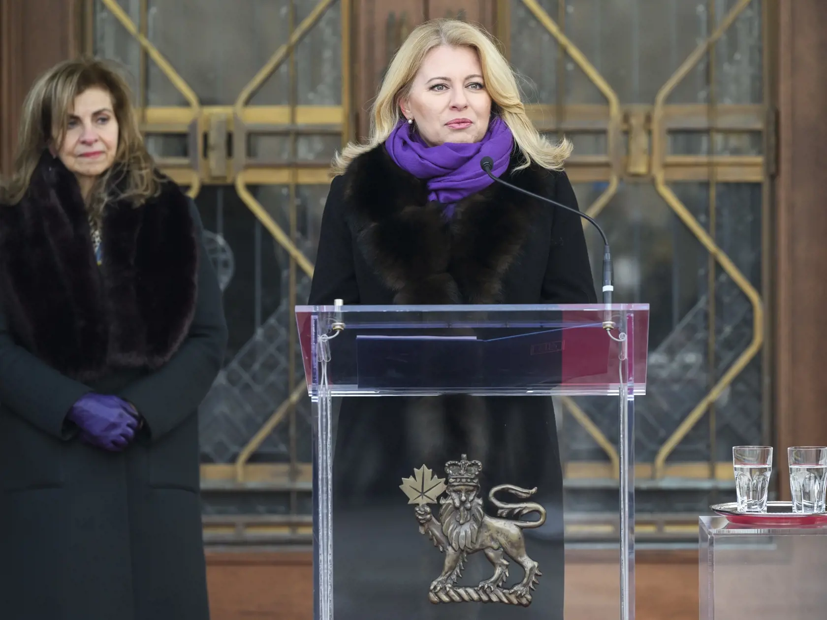 Na snímke vpravo prezidentka SR Zuzana Čaputová počas vyhlásenia na stretnutí so zástupkyňou generálnej guvernérky Kanady, sudkyňou Najvyššieho súdu Kanady Andromache Karakatsanisovou (vľavo) v sídle generálnej guvernérky Rideau Hall v Ottawe 30. januára 2024.