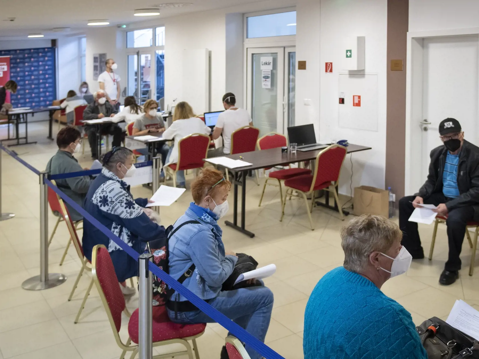 Snímka z veľkokapacitného očkovacieho centra v bratislavskej mestskej časti Vajnory 12. mája 2021. Očkovať sa v ňom bude v utorok, stredu a v sobotu vakcínou od Pfizeru. Za jeden deň by malo obslúžiť 650 záujemcov o vakcináciu. FOTO TASR - Pavel Neubauer