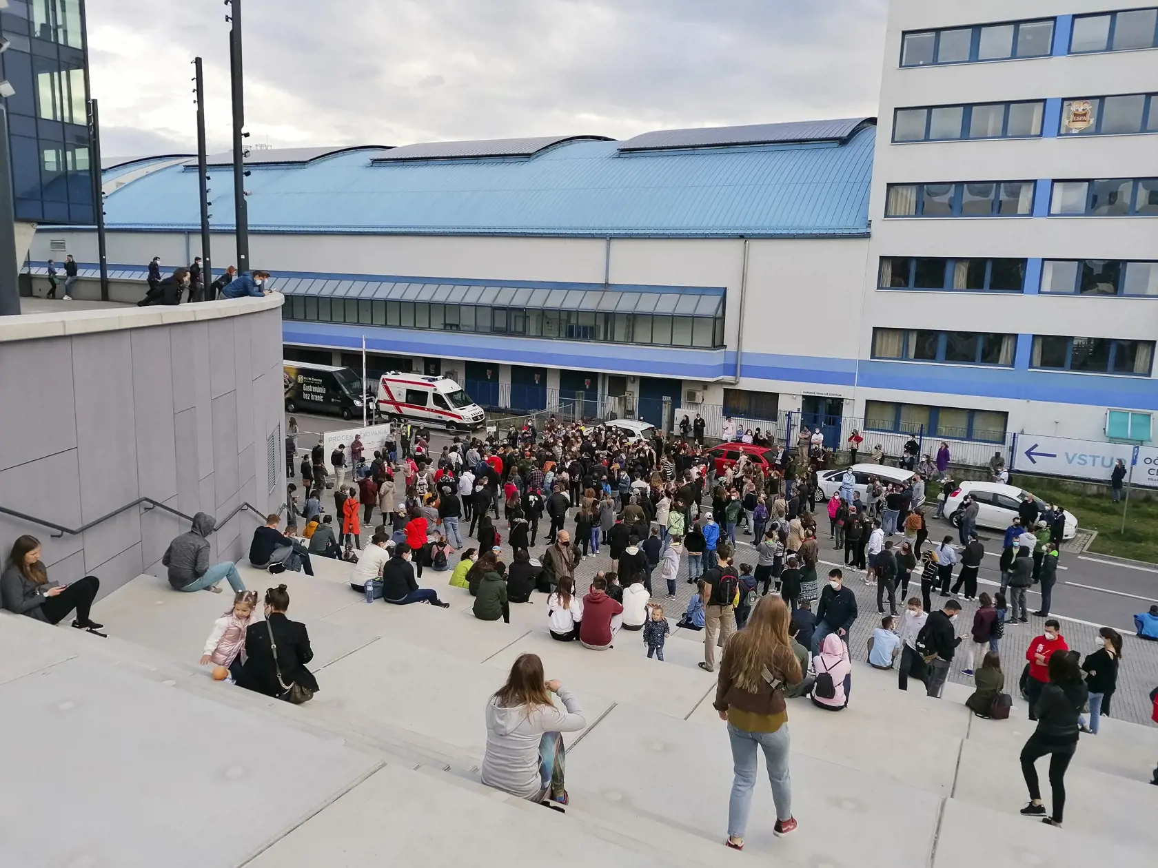 Na snímke ľudia čakajúci pred veľkokapacitným očkovacím centrom na Národnom futbalovom štadióne (NFŠ) v Bratislave 15. mája 2021. FOTO TASR - Jaroslav Novák