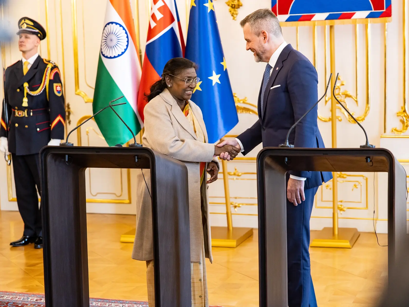 Prezident SR Peter Pellegrini víta v Grasalkovičovom paláci prezidentku Indickej republiky Draupadi Murmúovú.
