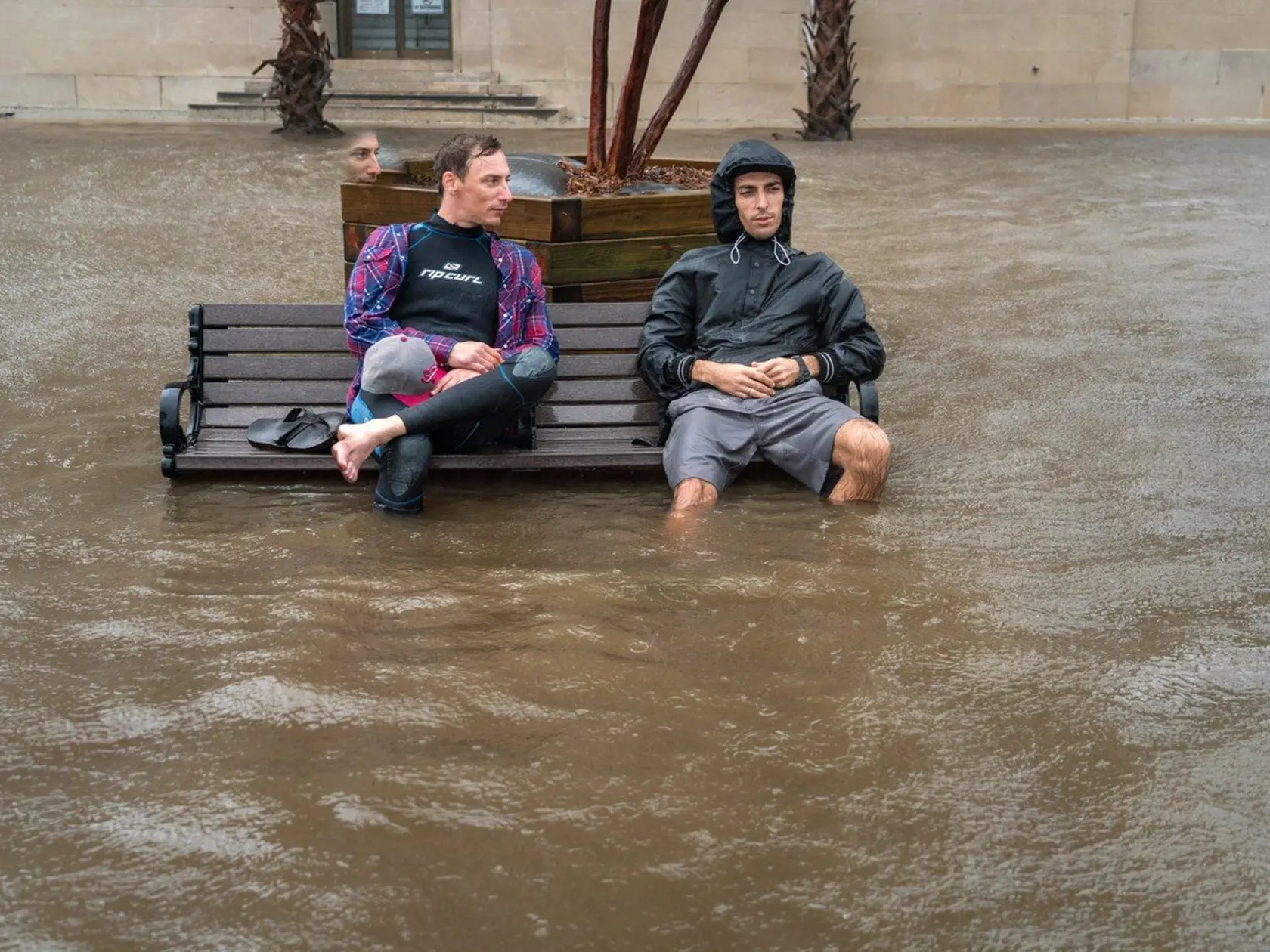 Hurikán Florence medzičasom zoslabol na tropickú búrku.