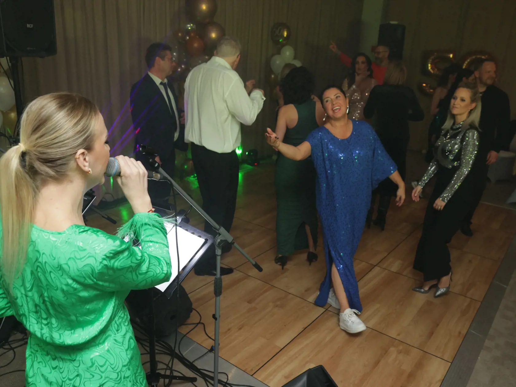 Na Snímke Narodeninova oslava Karin Majtanovej