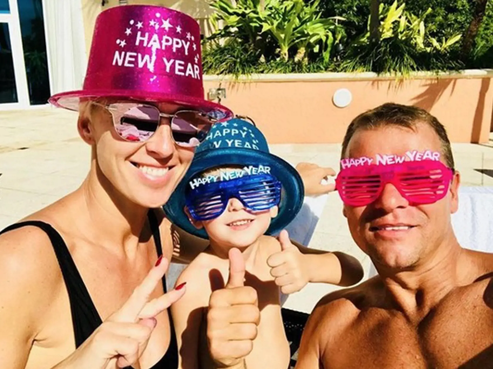 Zuzana Belohorcová s rodinou šantila pri bazéne v netradičných okuliaroch.
