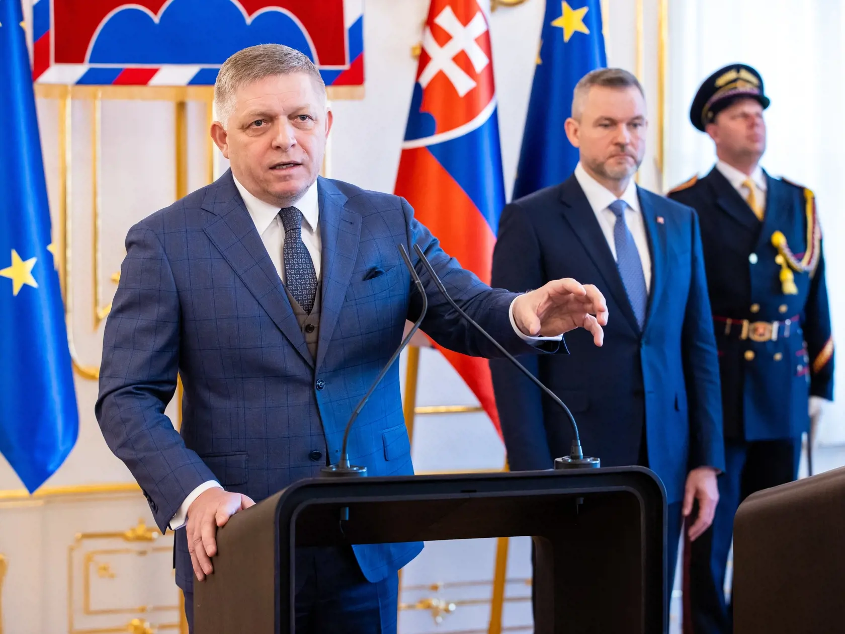 Stretnutie politických strán k zahraničnopolitickej orientácii Slovenska s prezidentom SR v prezidentskom paláci. Na snímke je predseda vlády SR Robert Fico a prezident SR Peter Pellegrini.