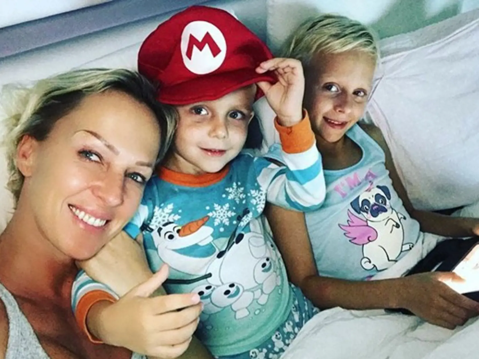 Zuzana s deťmi Neviom a Salmou žije v Amerike. 