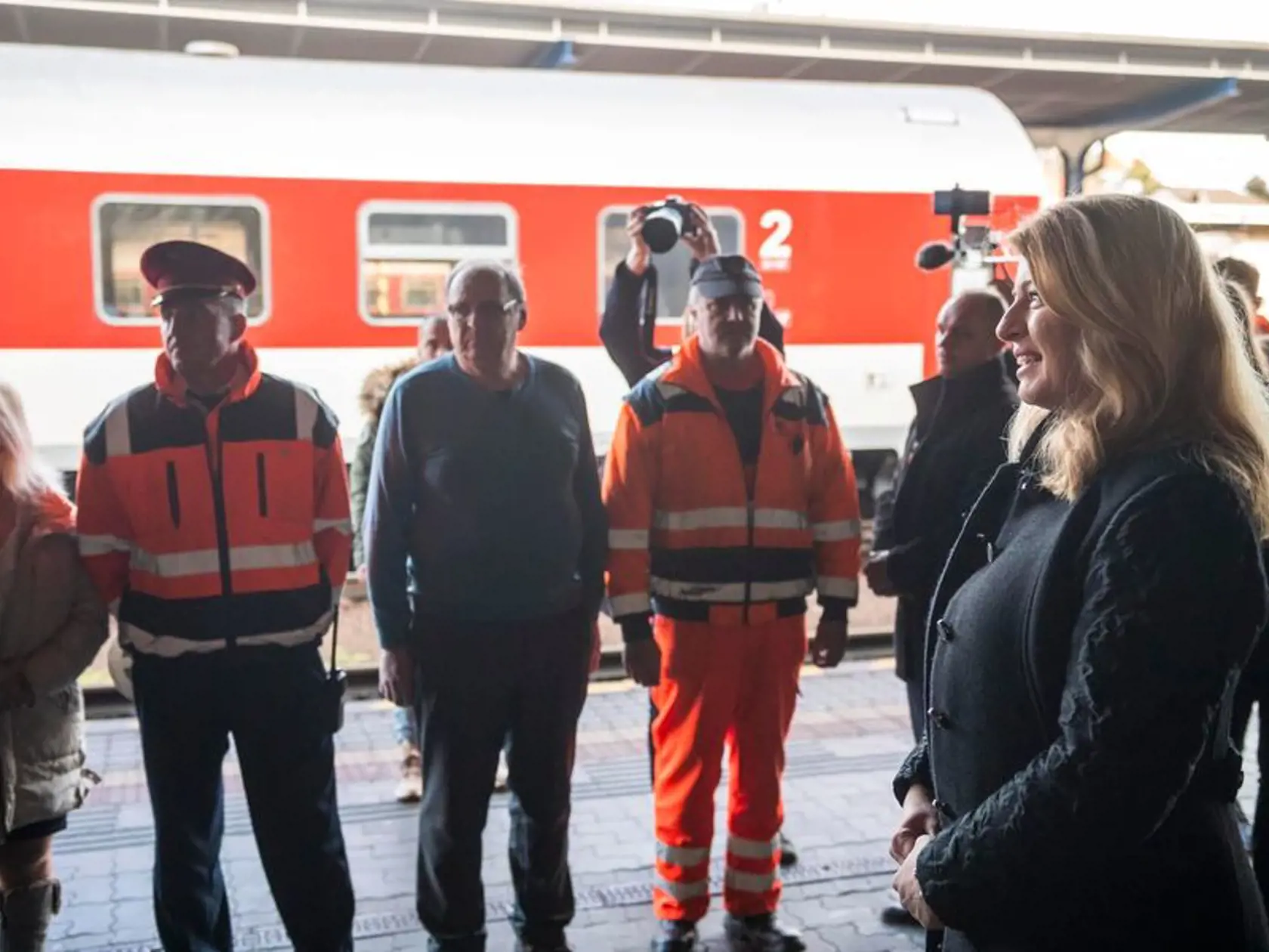 Prezidentka SR Zuzana Čaputová navštívila počas Štedrého dňa železničiarov, hasičov a vodárenských pracovníkov. Všetkým poďakovala za celoročnú službu a rovnako aj za to, že netrávia Vianoce doma, ale v práci.