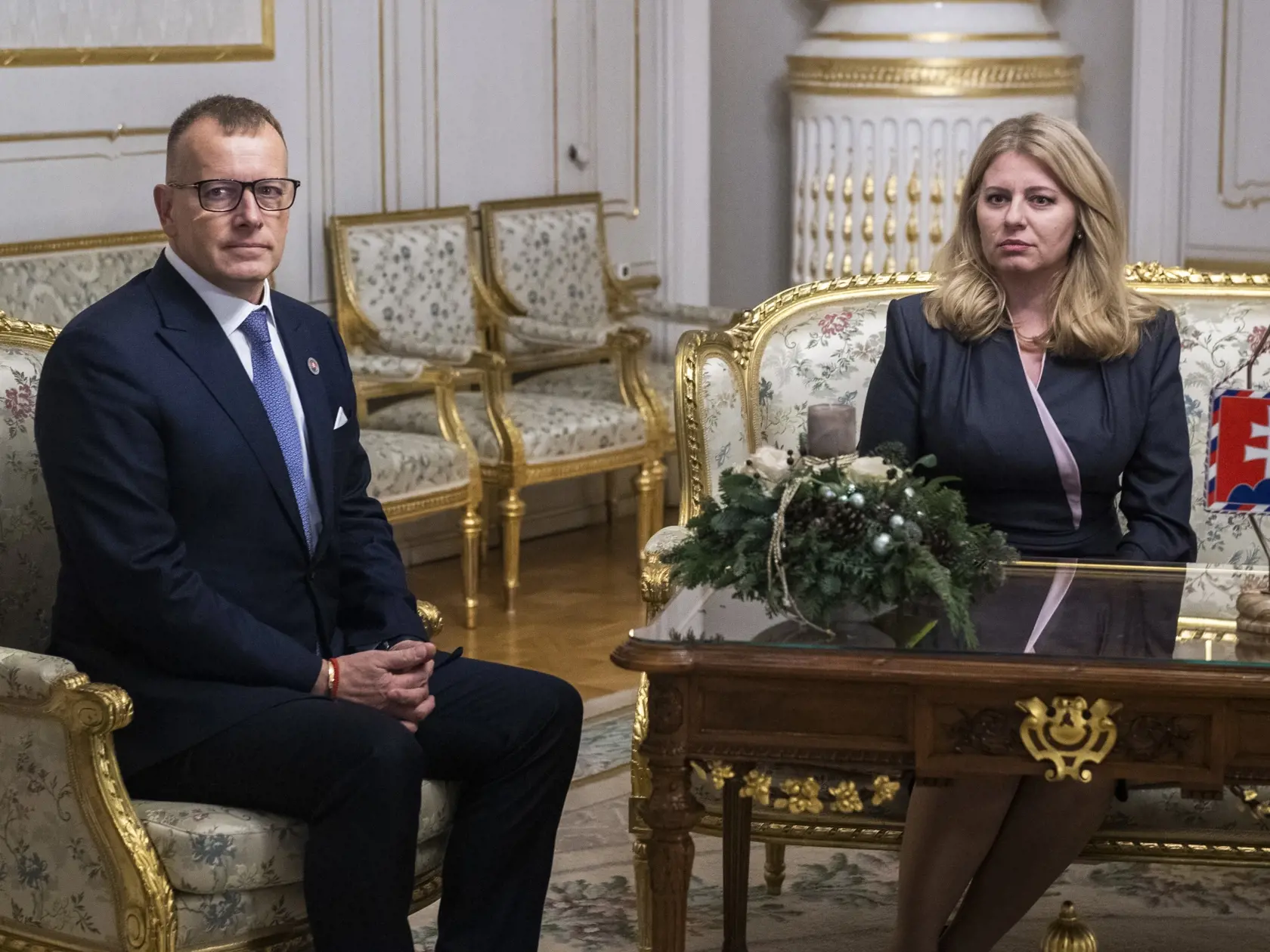 Na snímke zľava predseda NR SR Boris Kollár (Sme rodina) a prezidentka SR Zuzana Čaputová počas stretnutia po hlasovaní o vyslovení nedôvery vláde, vo štvrtok 15. decembra 2022 v Prezidentskom paláci v Bratislave. Národná rada (NR) SR vo štvrtok vyslovila nedôveru vláde Eduarda Hegera. Za jej pád hlasovalo 78 poslancov. Vláda teraz funguje v demisii s obmedzenými právomocami.